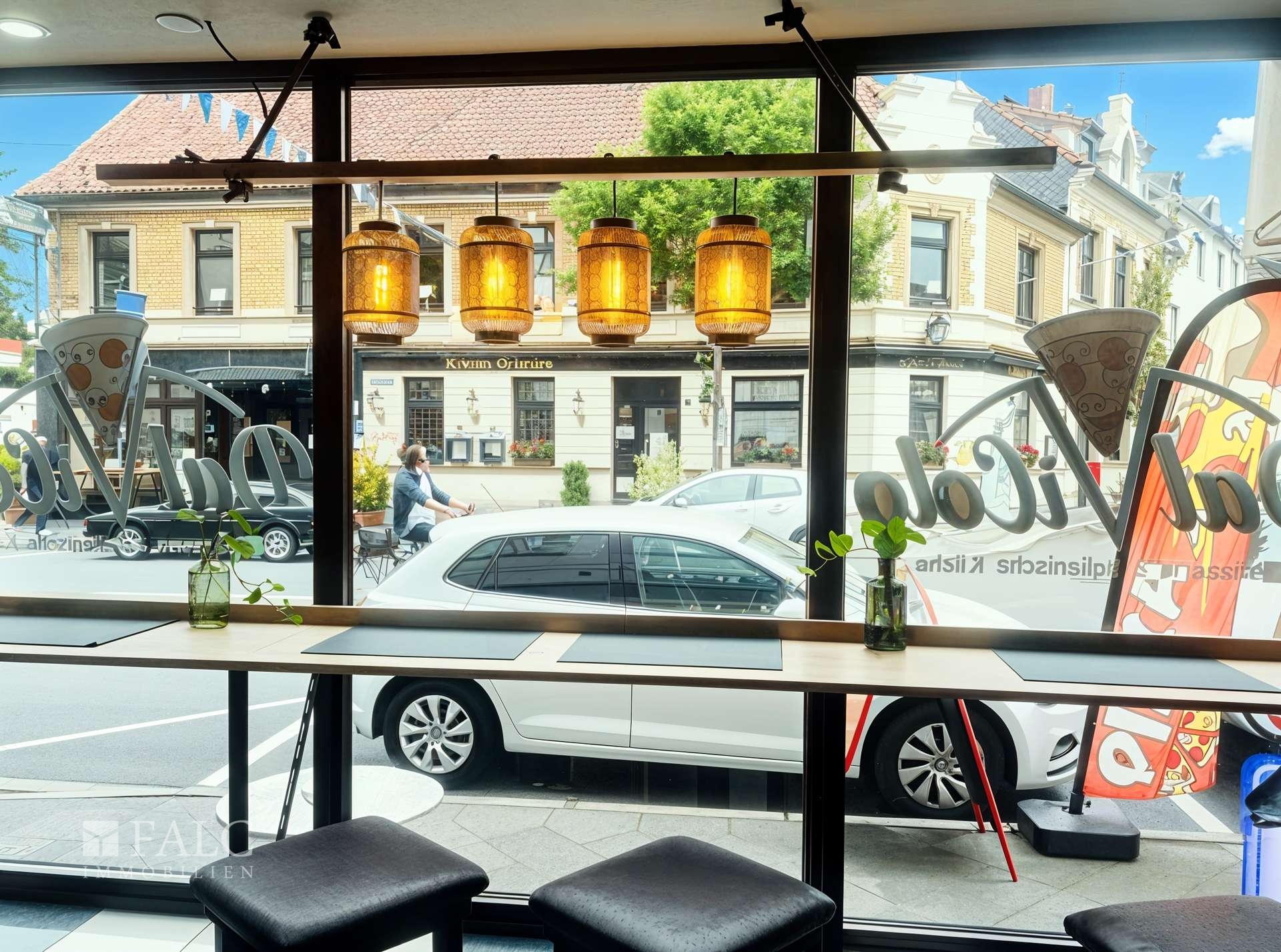 Fenster mit Blick auf die Straße