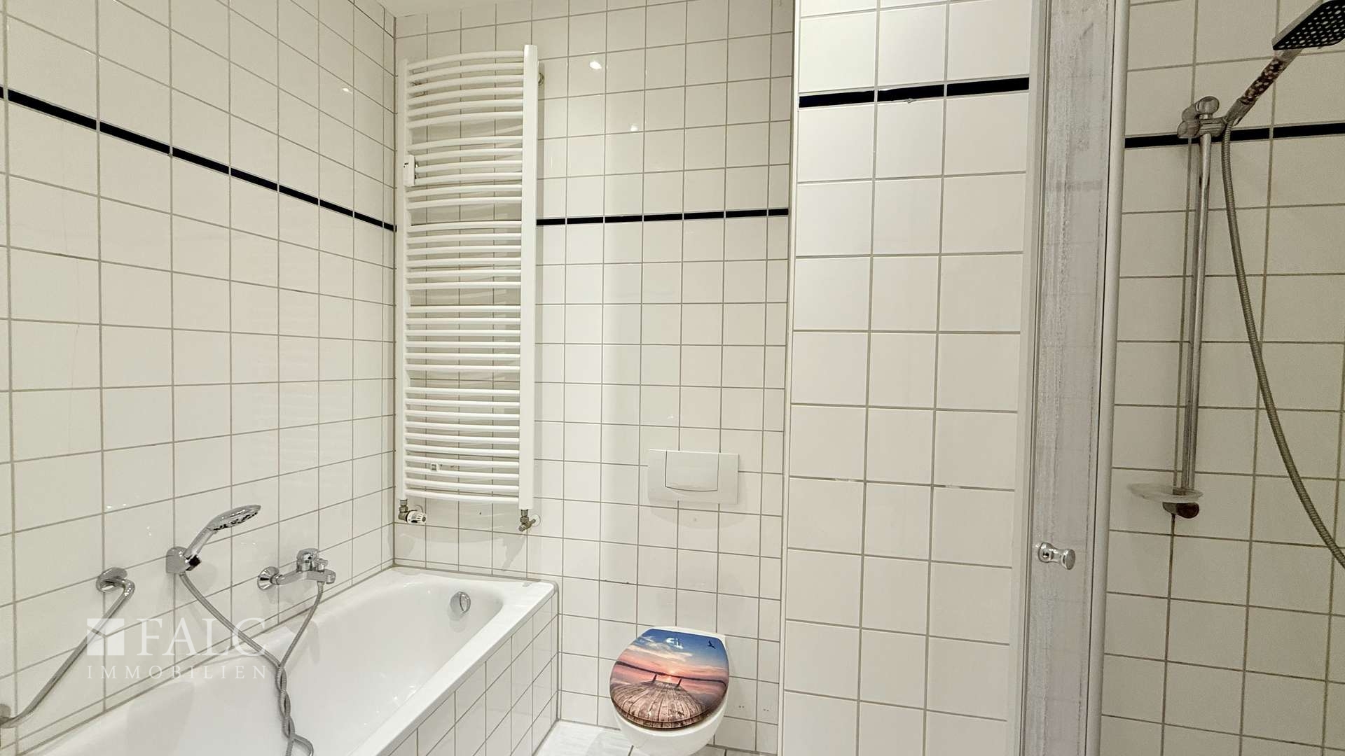 Bad mit Wanne und Dusche