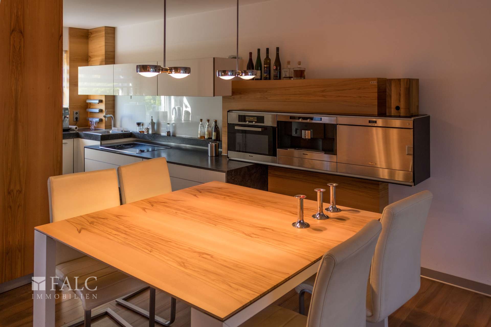 Esstisch + Küche