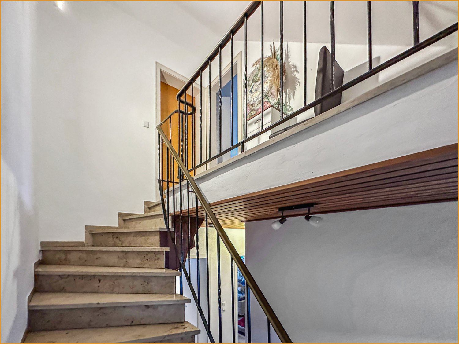 Aufstieg in die Exklusivität: Die elegante Treppe zum 2. Obergeschoss