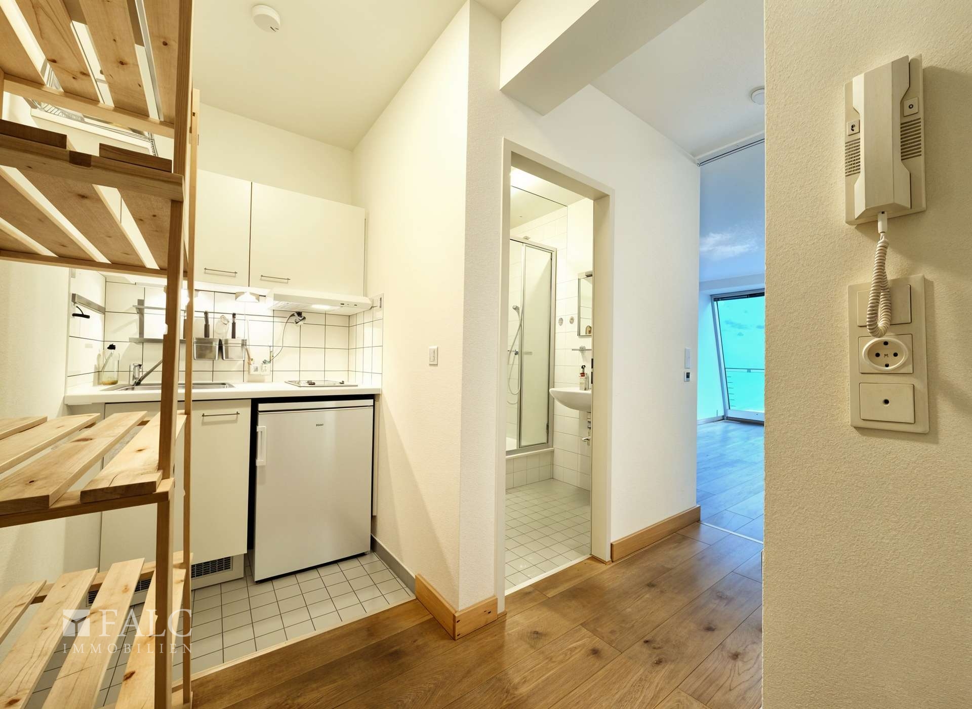 Eingangsbereich mit Blick in die Küche