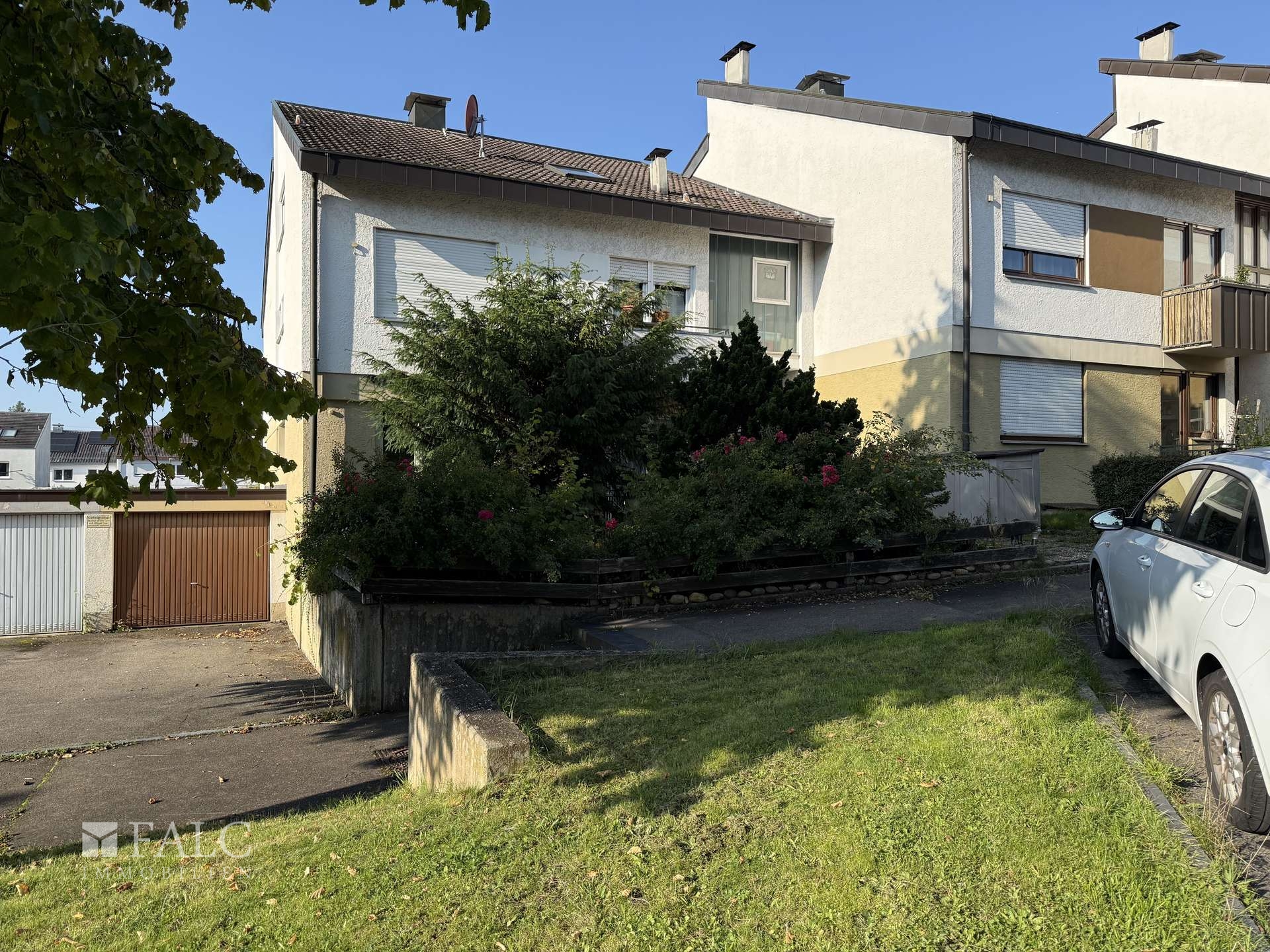 Hauseingang mit Garage