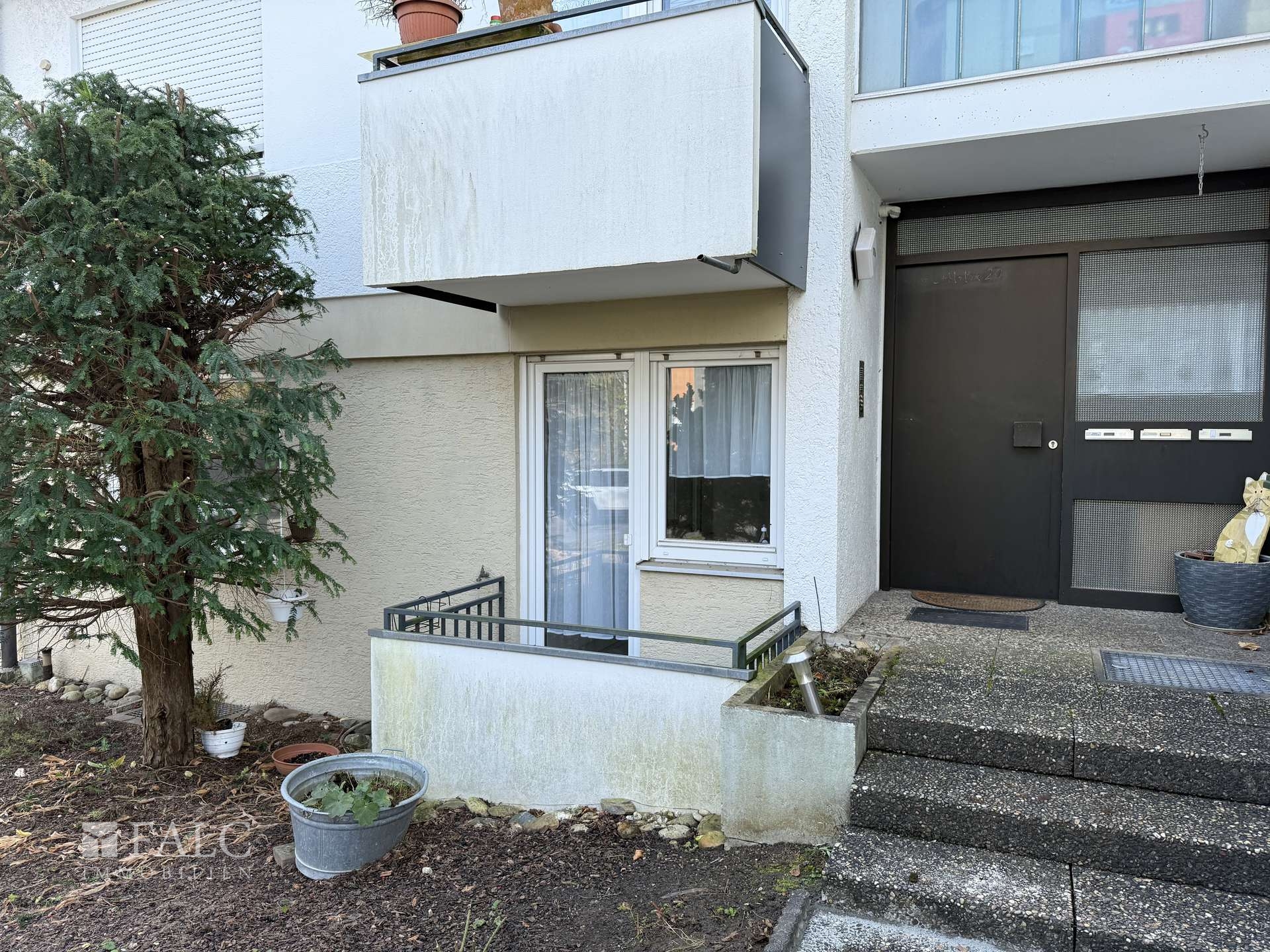 Hauseingang + Balkon Küche