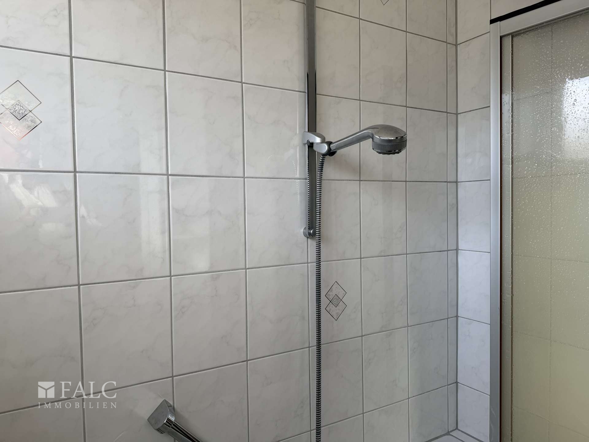 Bad mit Wanne/Dusche