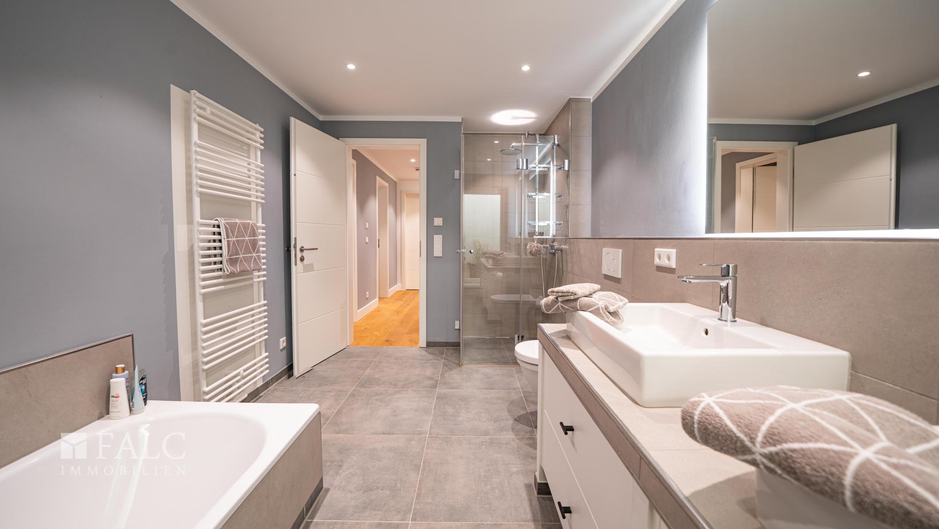 Souterrain Badezimmer mit Badewanne