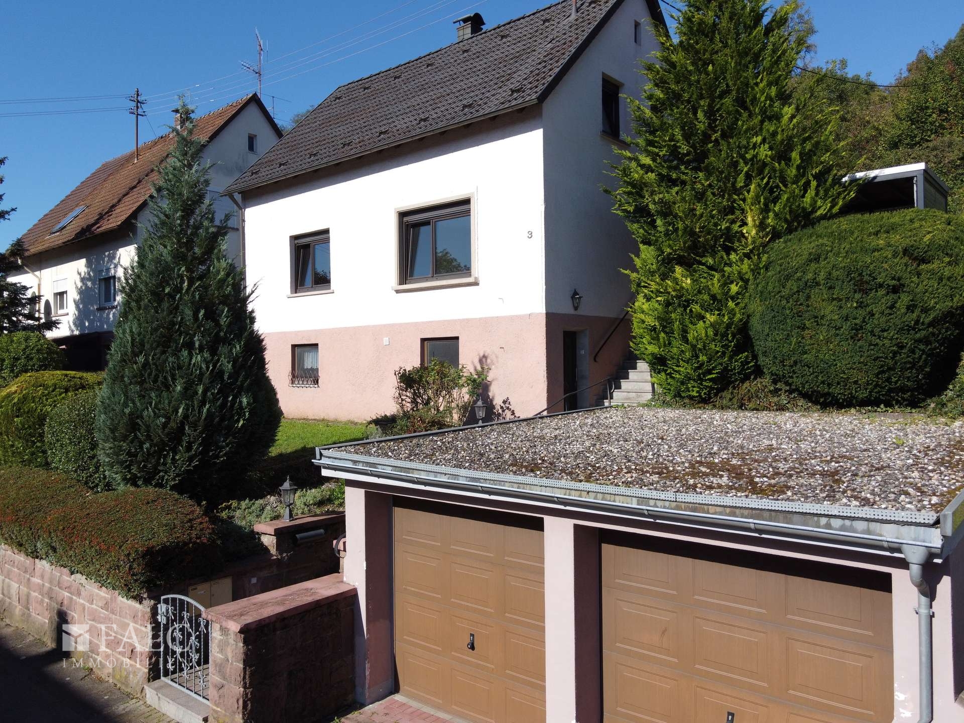 Wohnhaus mit Doppelgarage