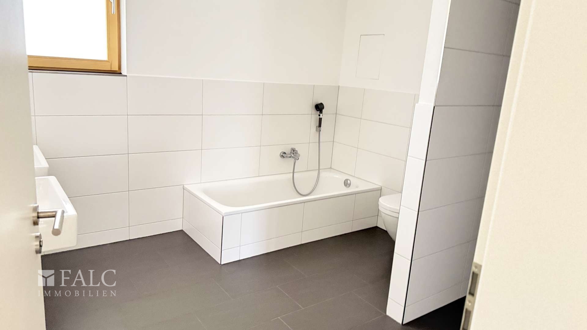 Bad mit Wanne und ebener Dusche