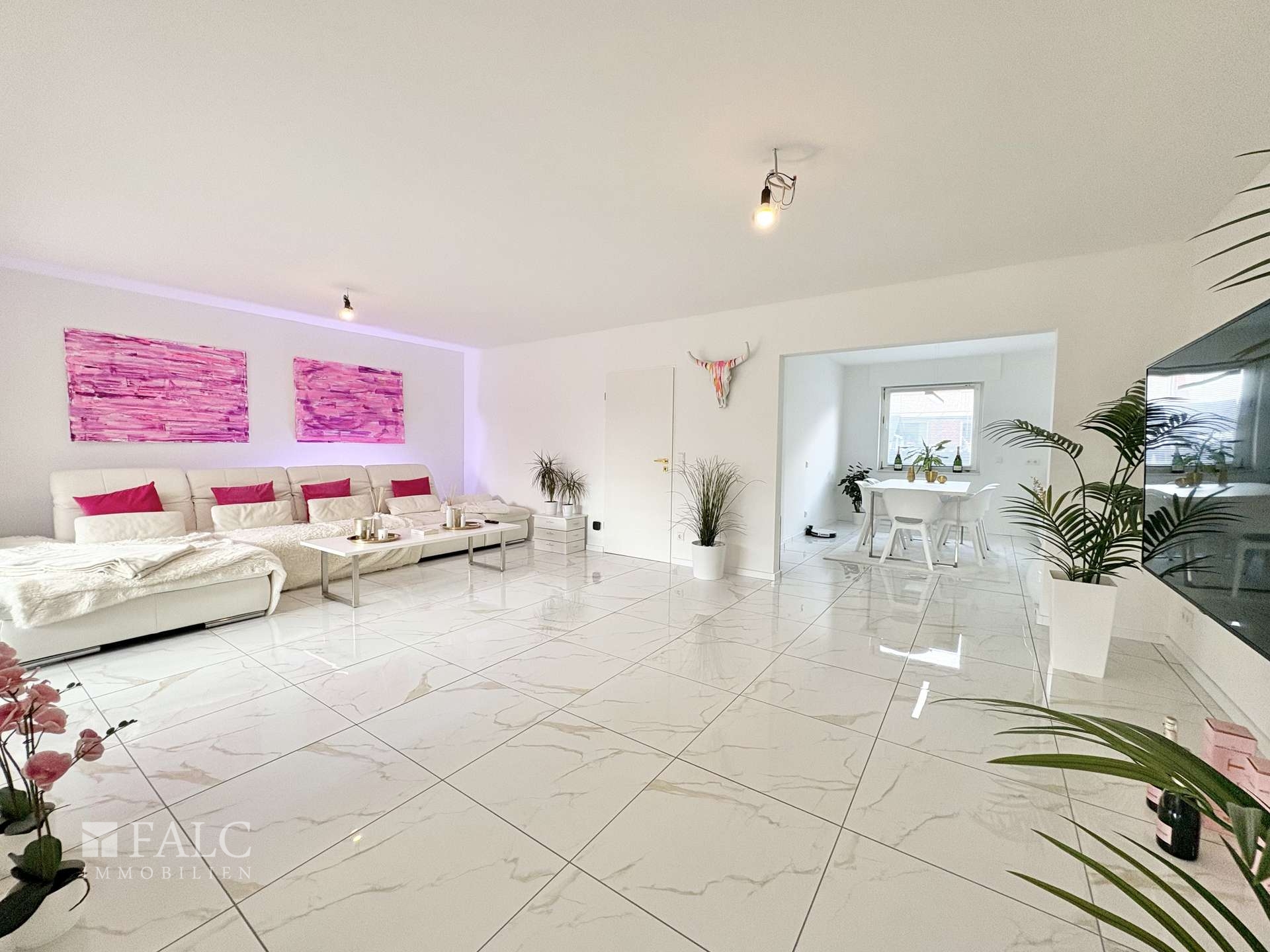 Geräumiges Wohnzimmer