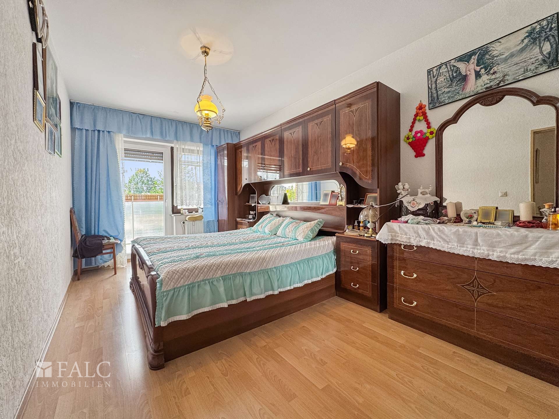  Schlafzimmer mit Balkon zum Garten