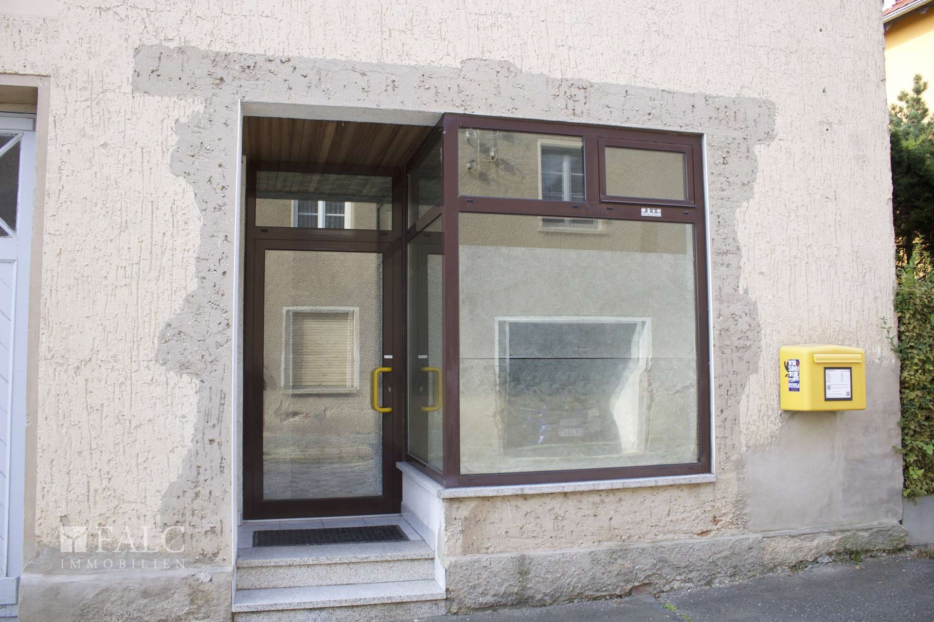 Schaufenster + Eingang Gewerbeteil