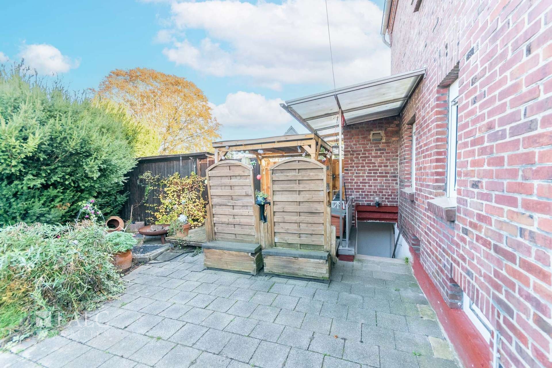 Terrasse und Hof