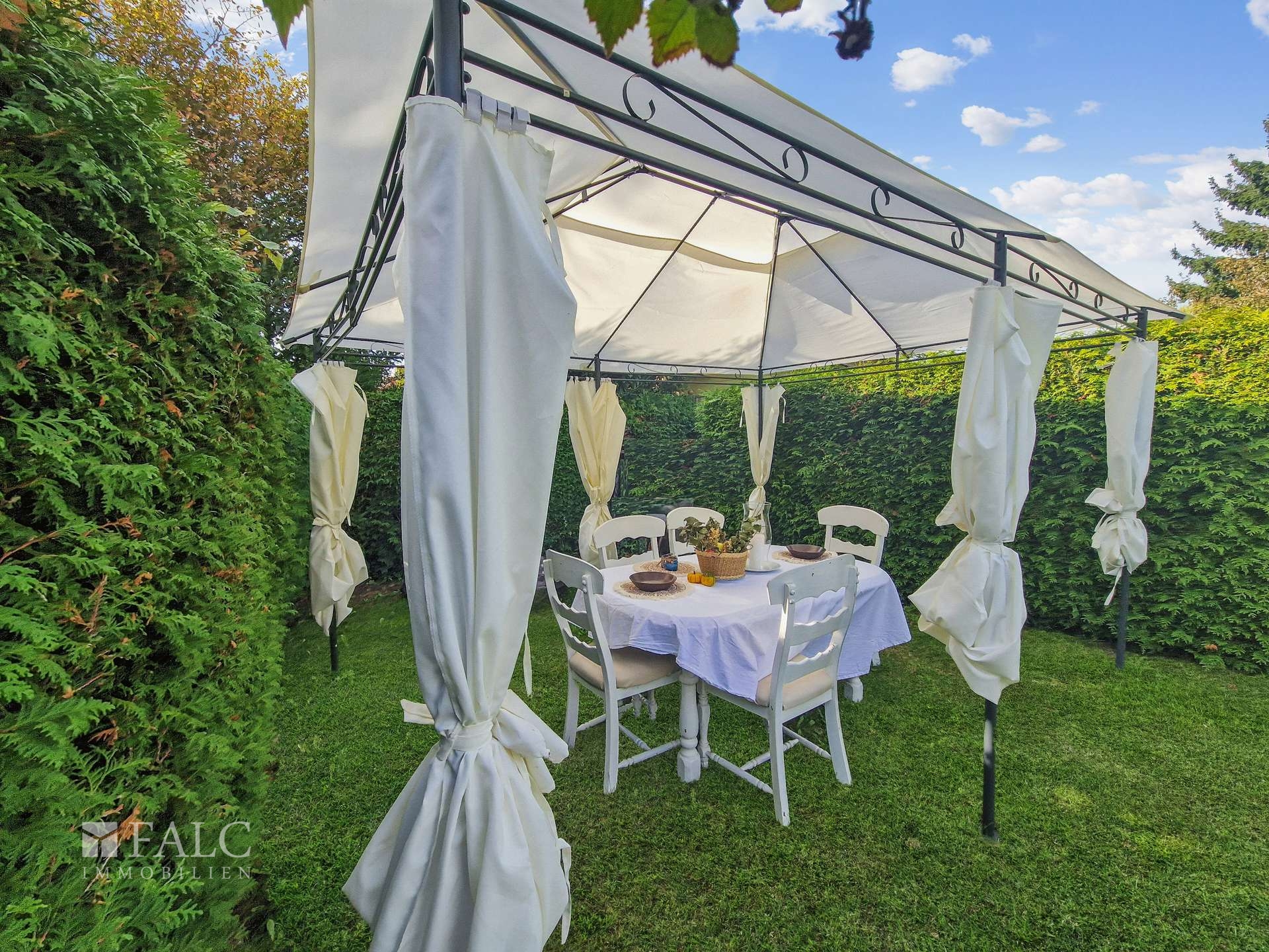 Garten mit Pavillon