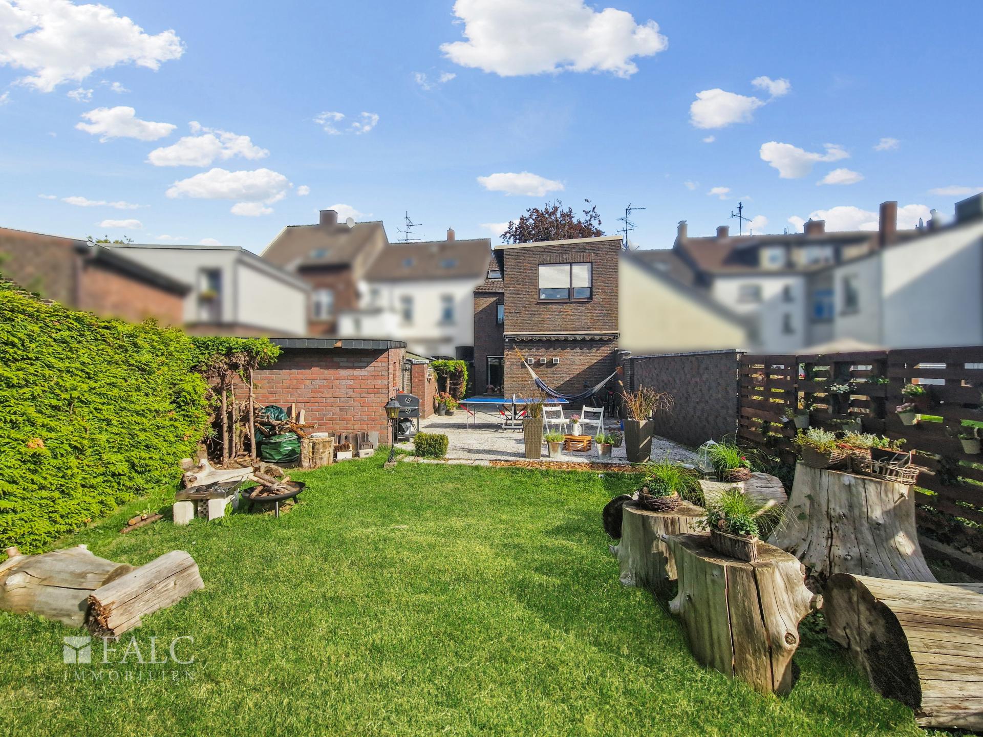 Garten mit Blick aufs Haus