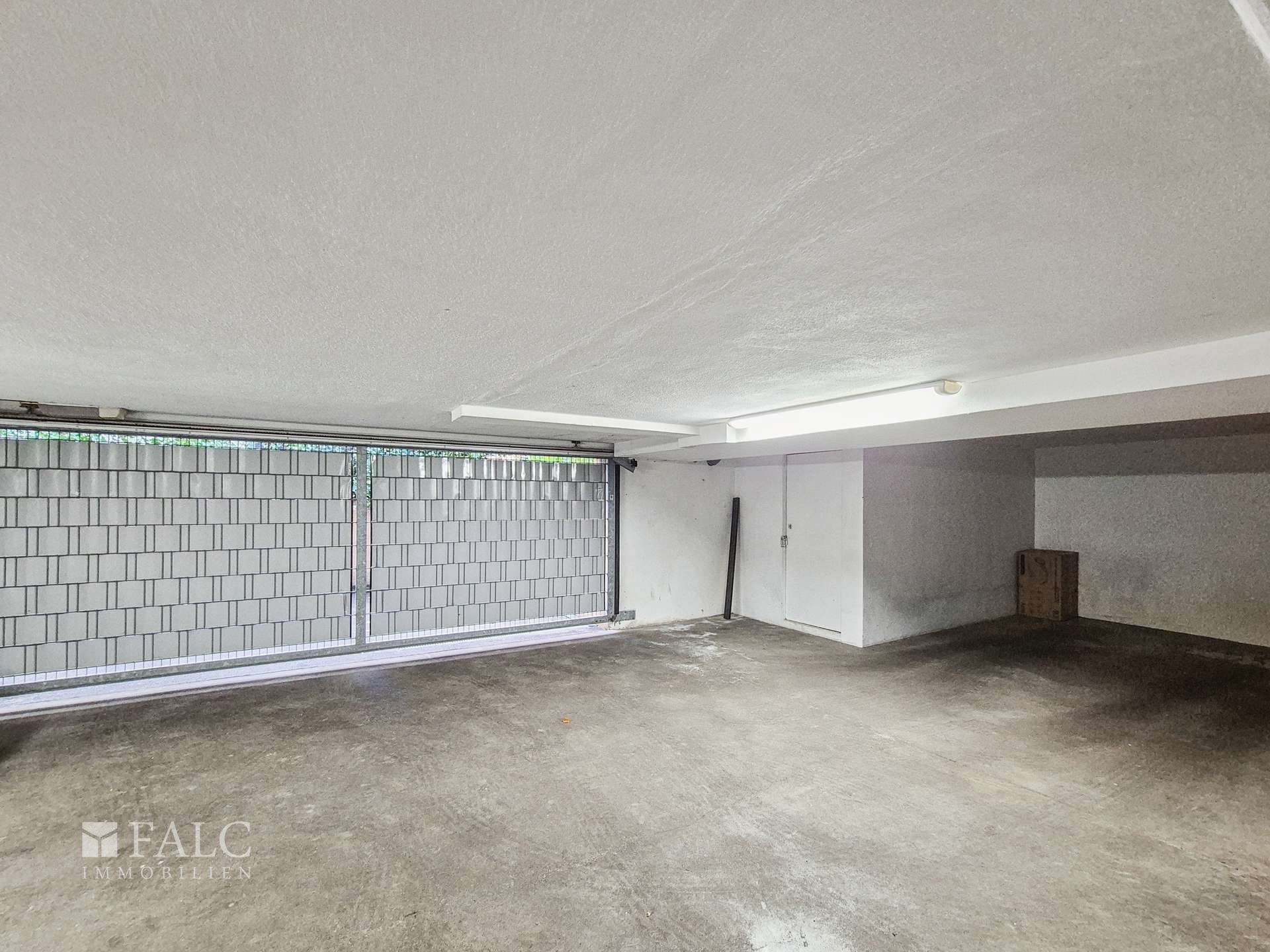 Tiefgarage + Stellplatz