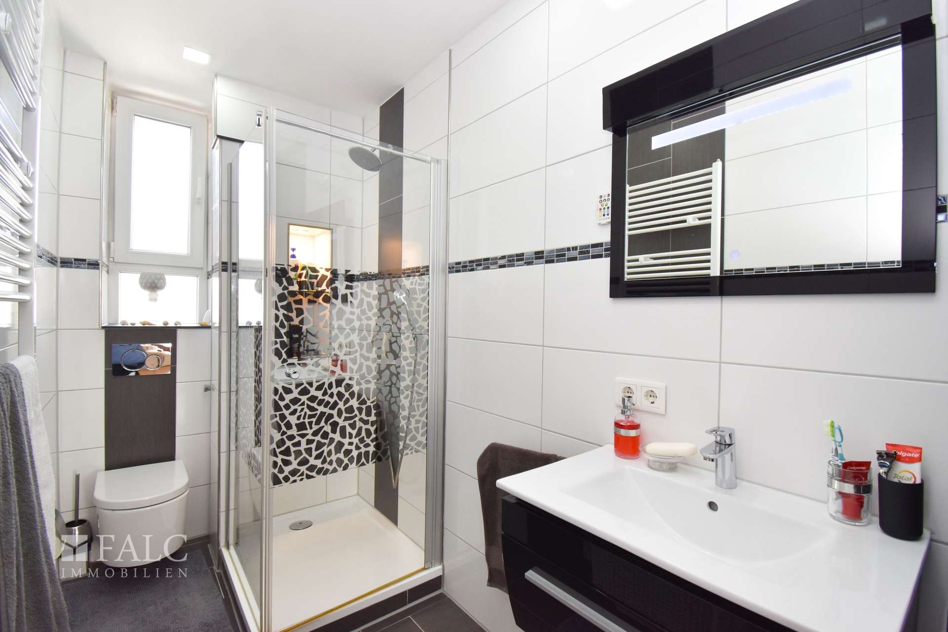 modernes Badezimmer