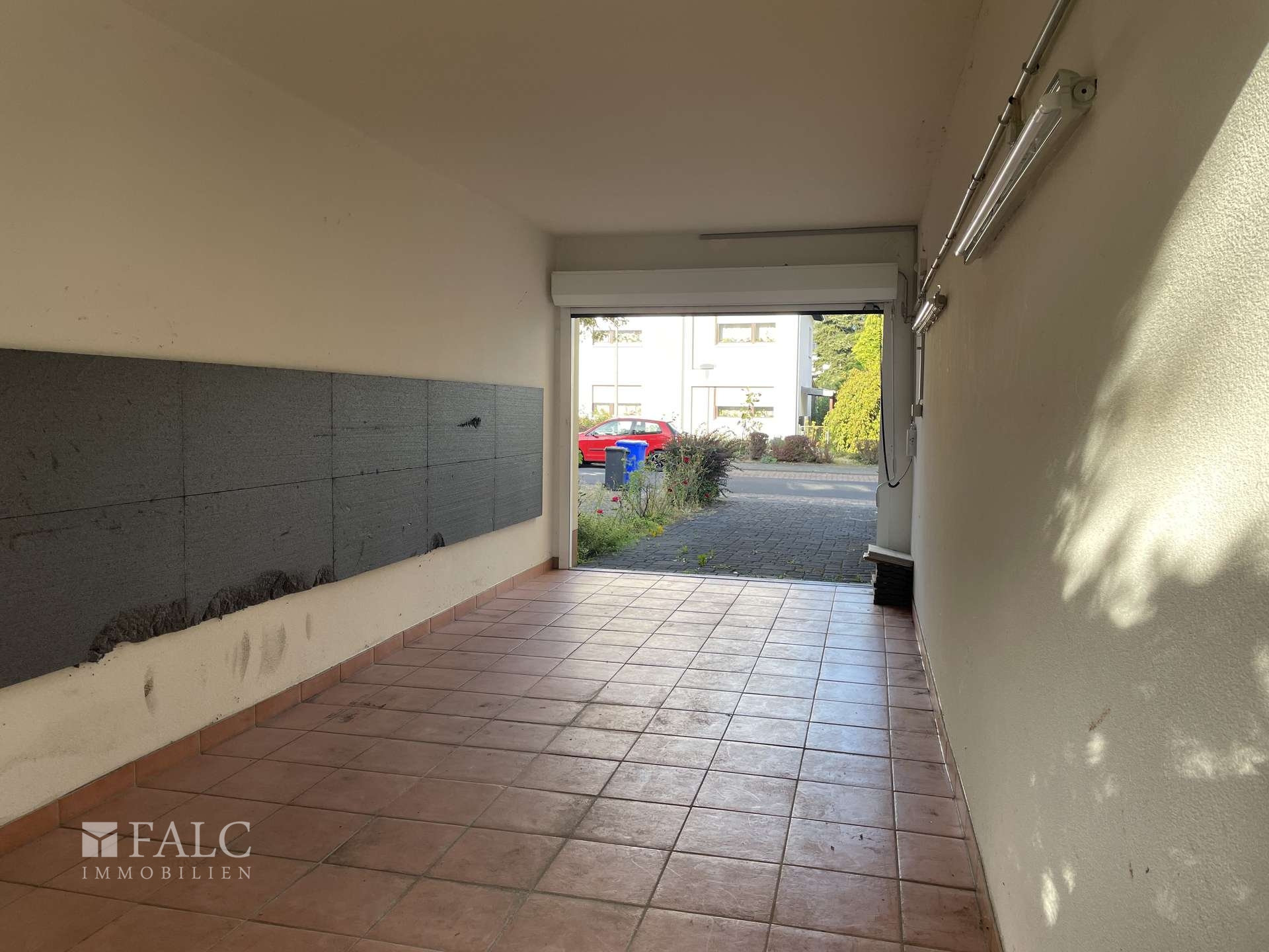 Garage mit Blick zur Straße