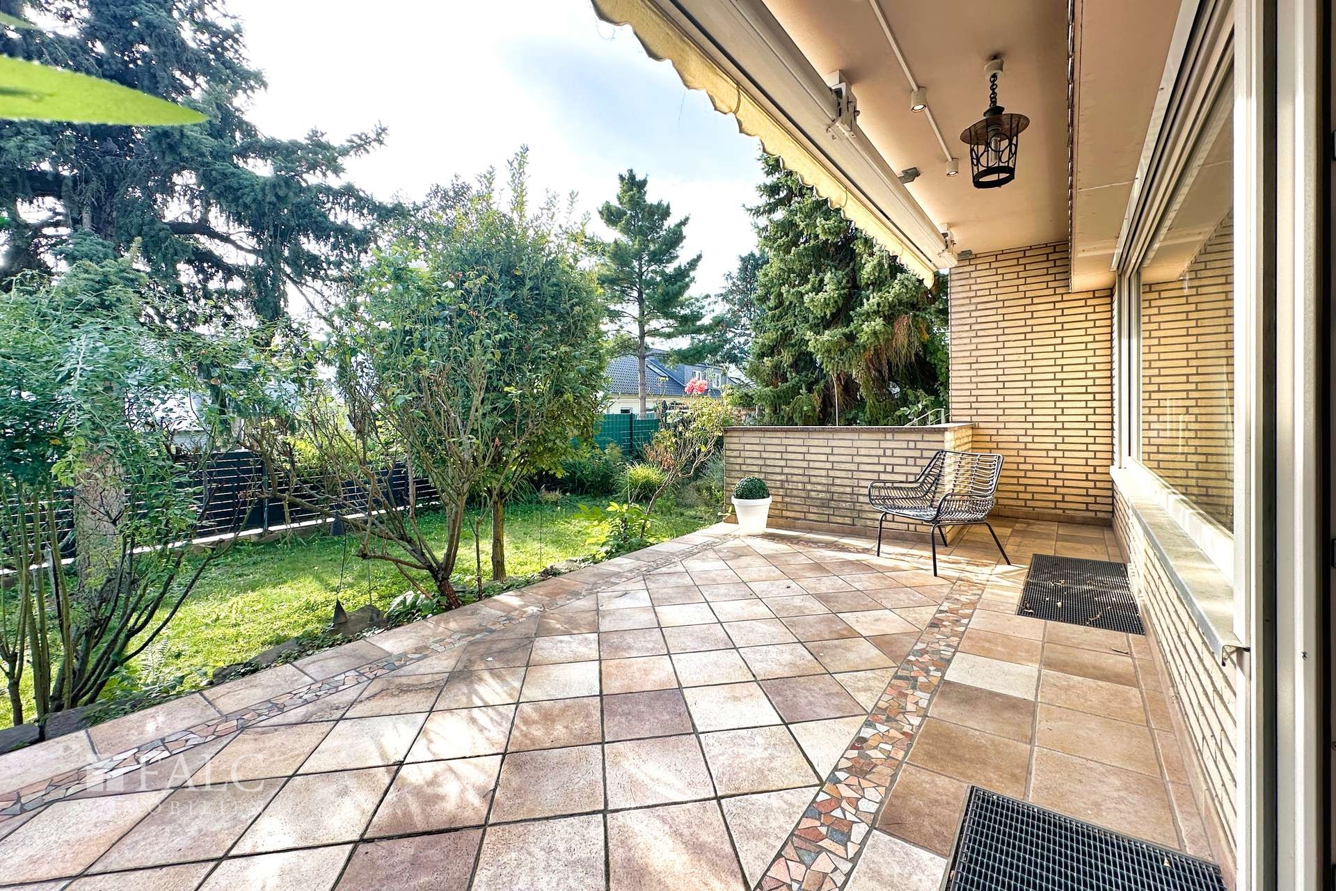 Terrasse mit Blick in den Garten