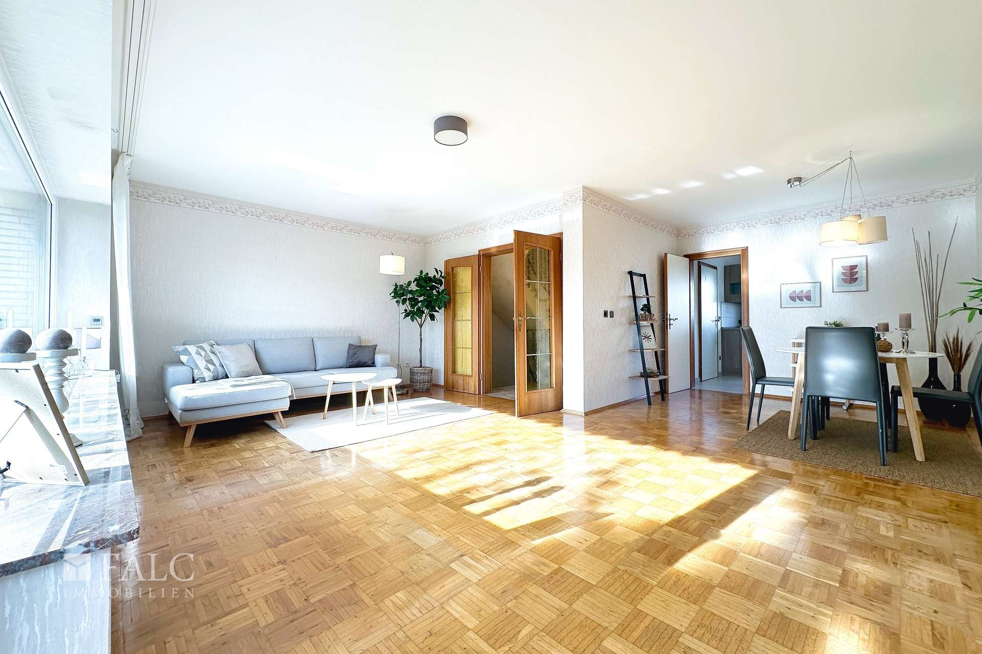 Wohnzimmer mit Esszimmer