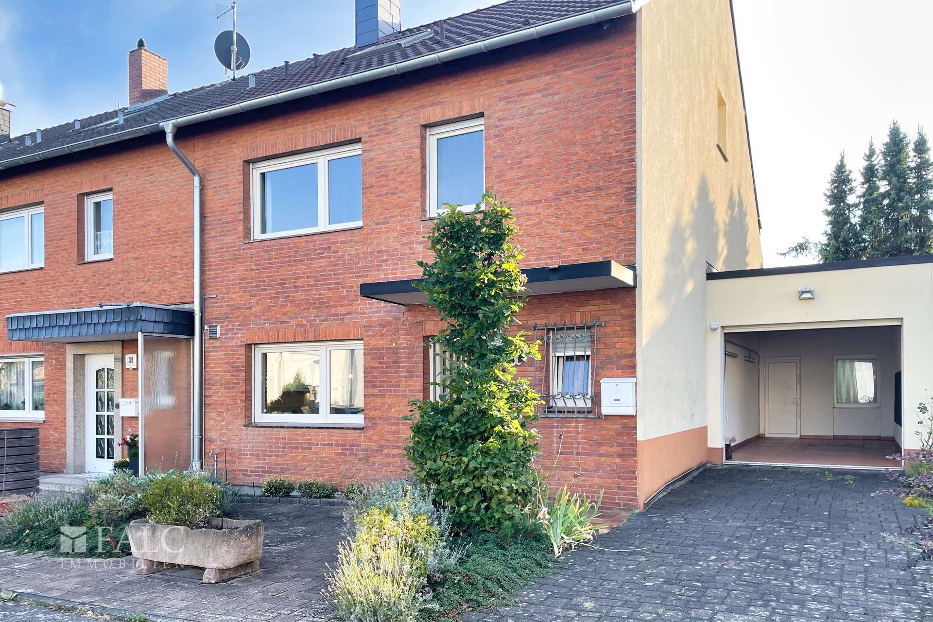 Straßenansicht mit Garage