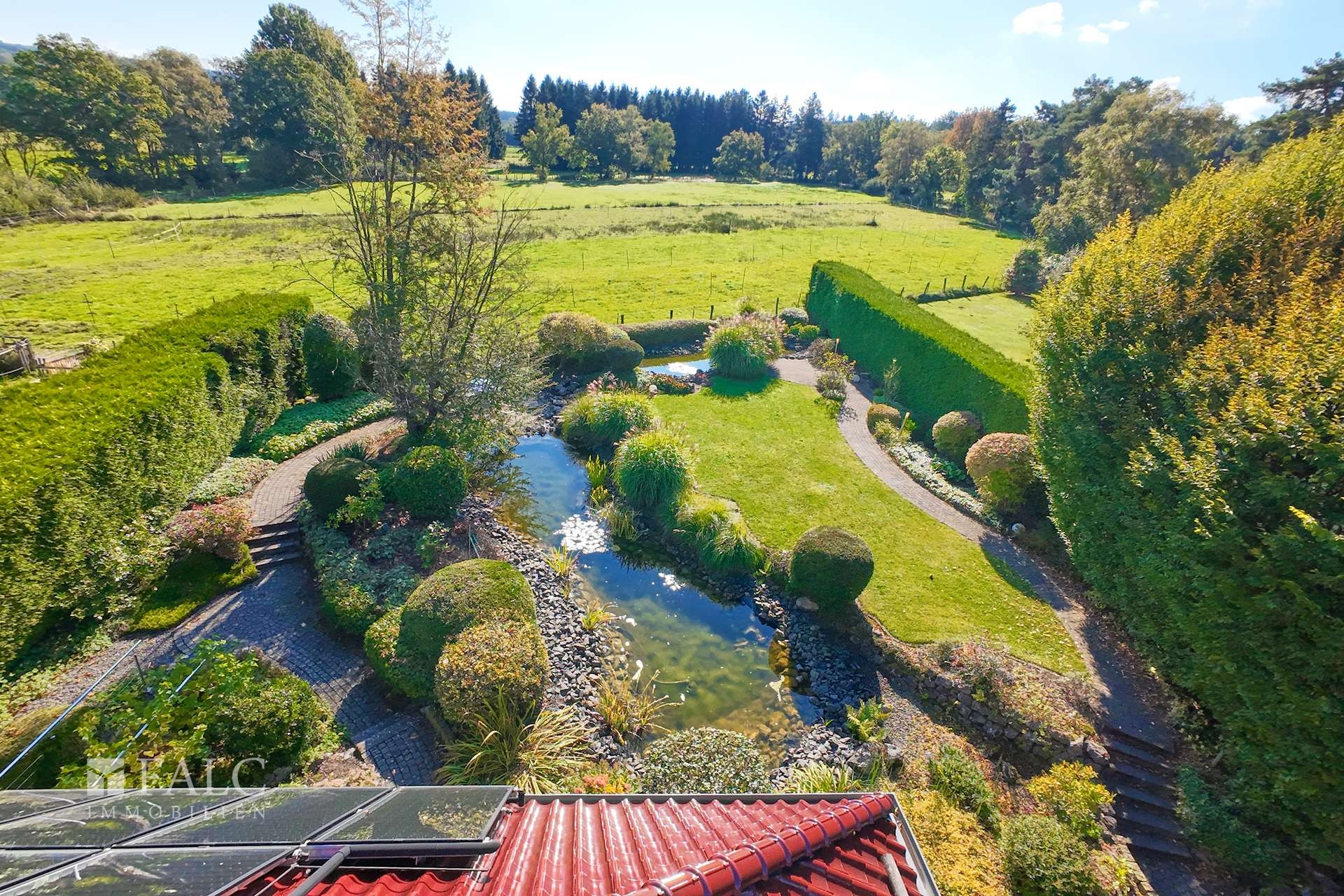 Blick auf Felder und Wiesen 