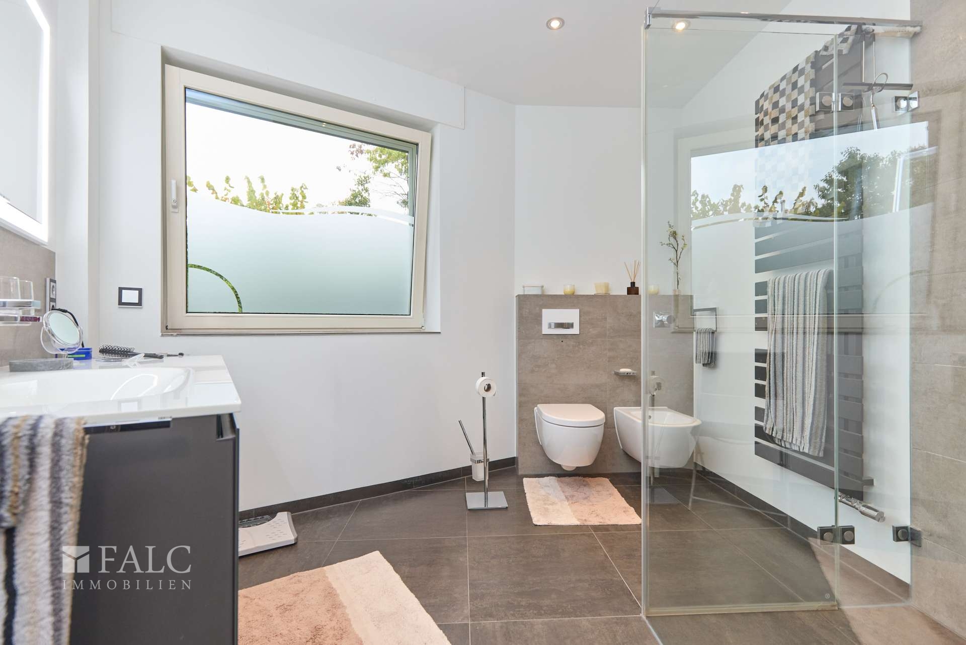 Modernes Badezimmer