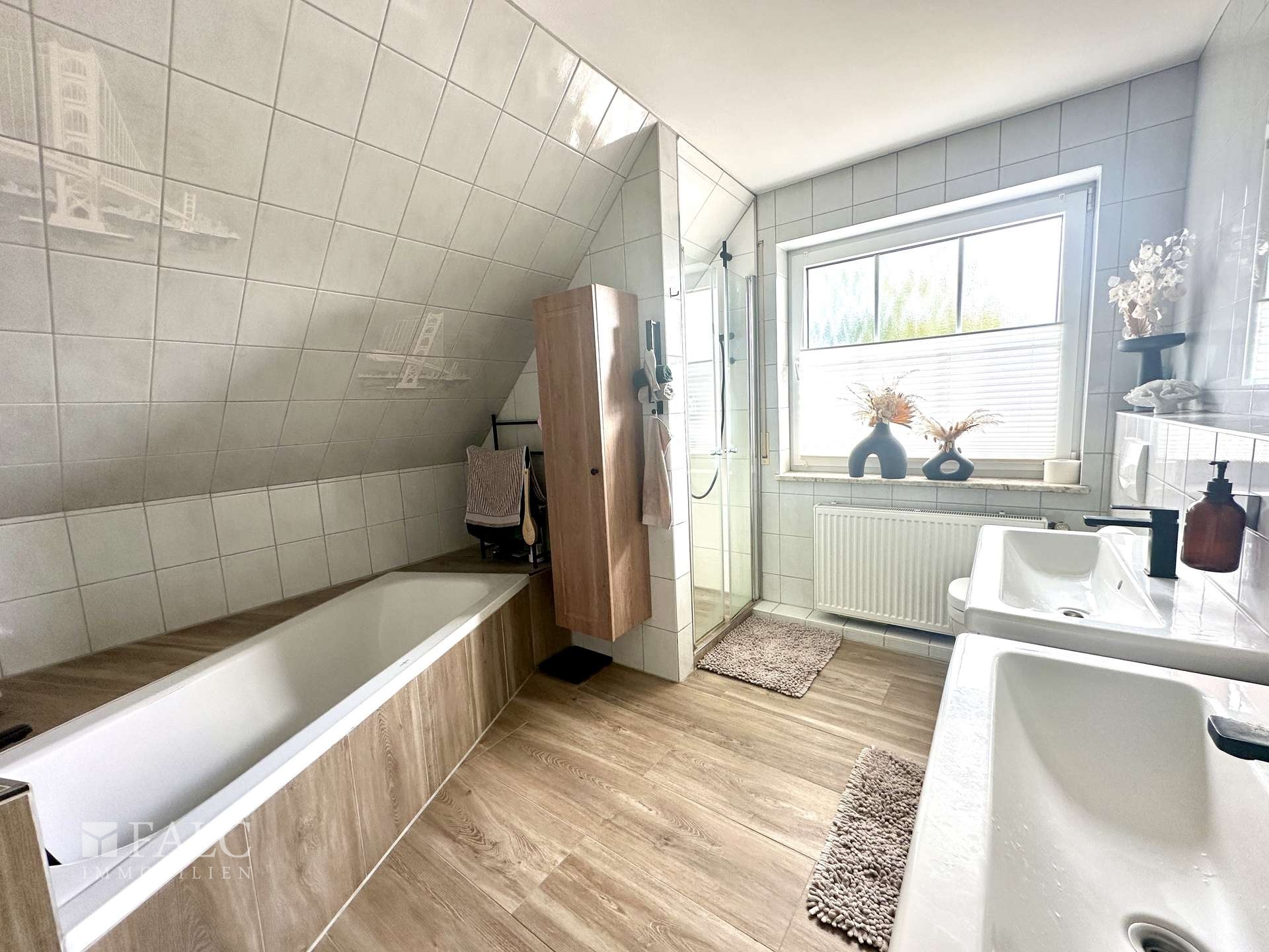 Modernes Bad OG mit Wanne