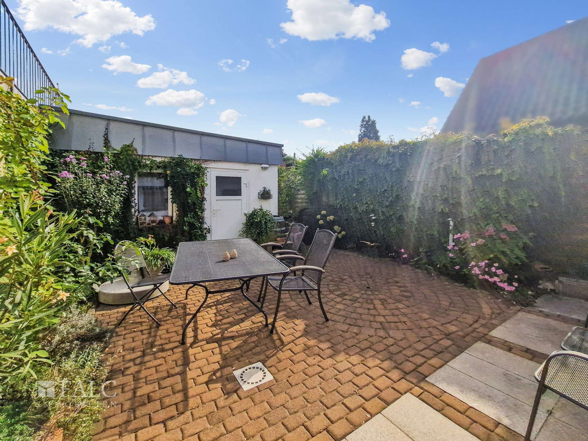 Terrasse mit Gartenhaus