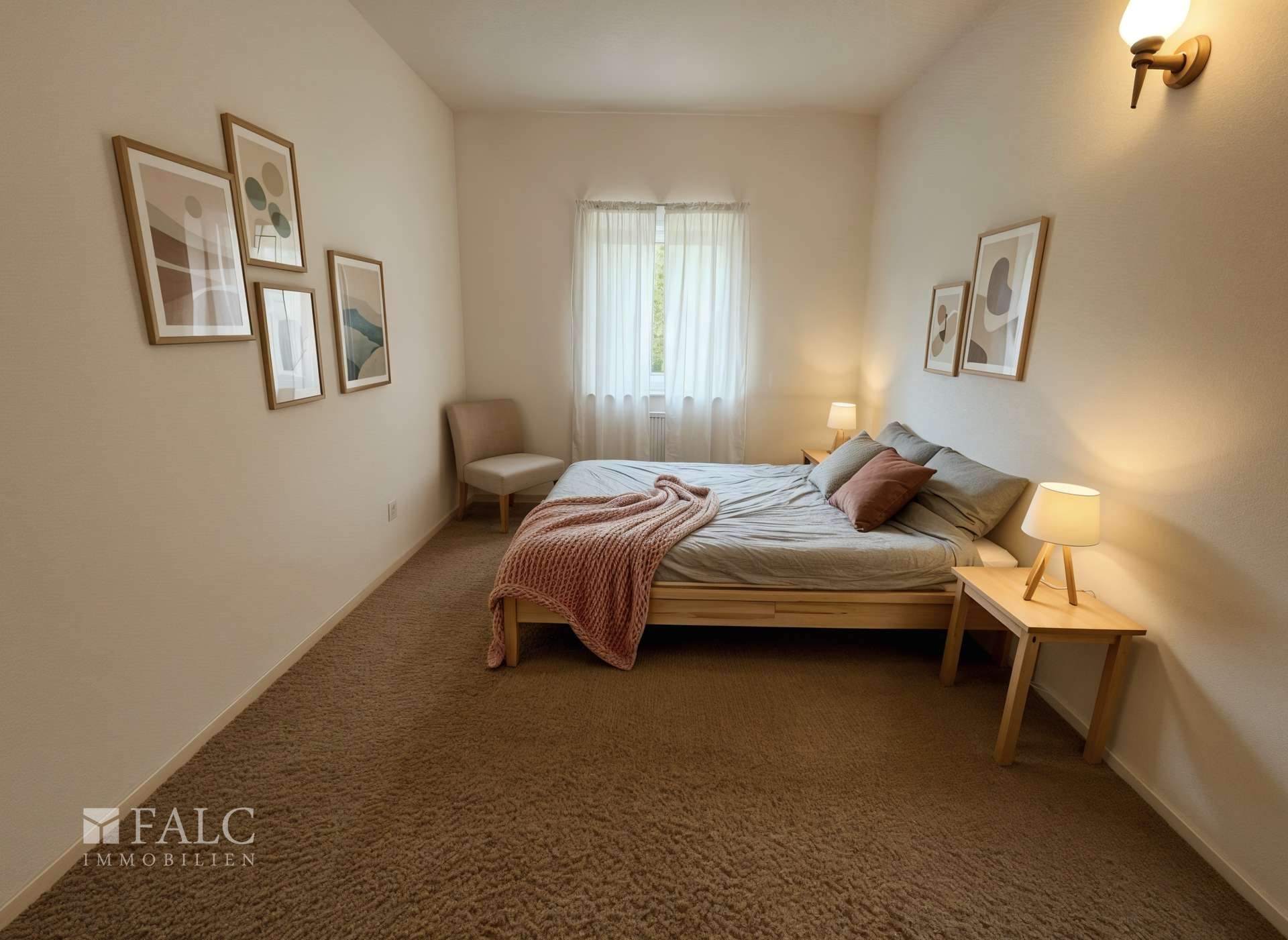 Schalfzimmer 1OG mit Balkon - (digitales Homestagig)