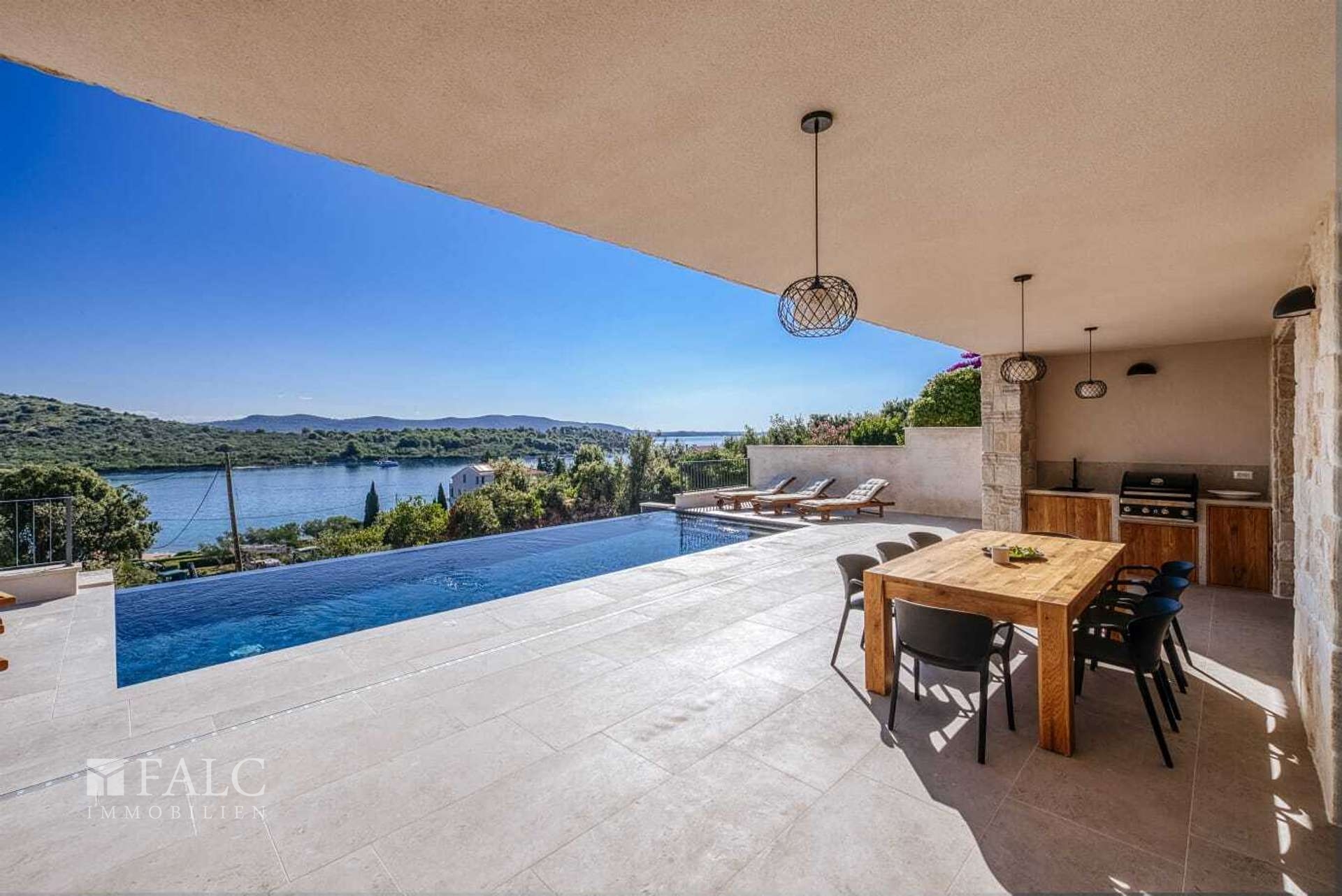Terrasse mit pool