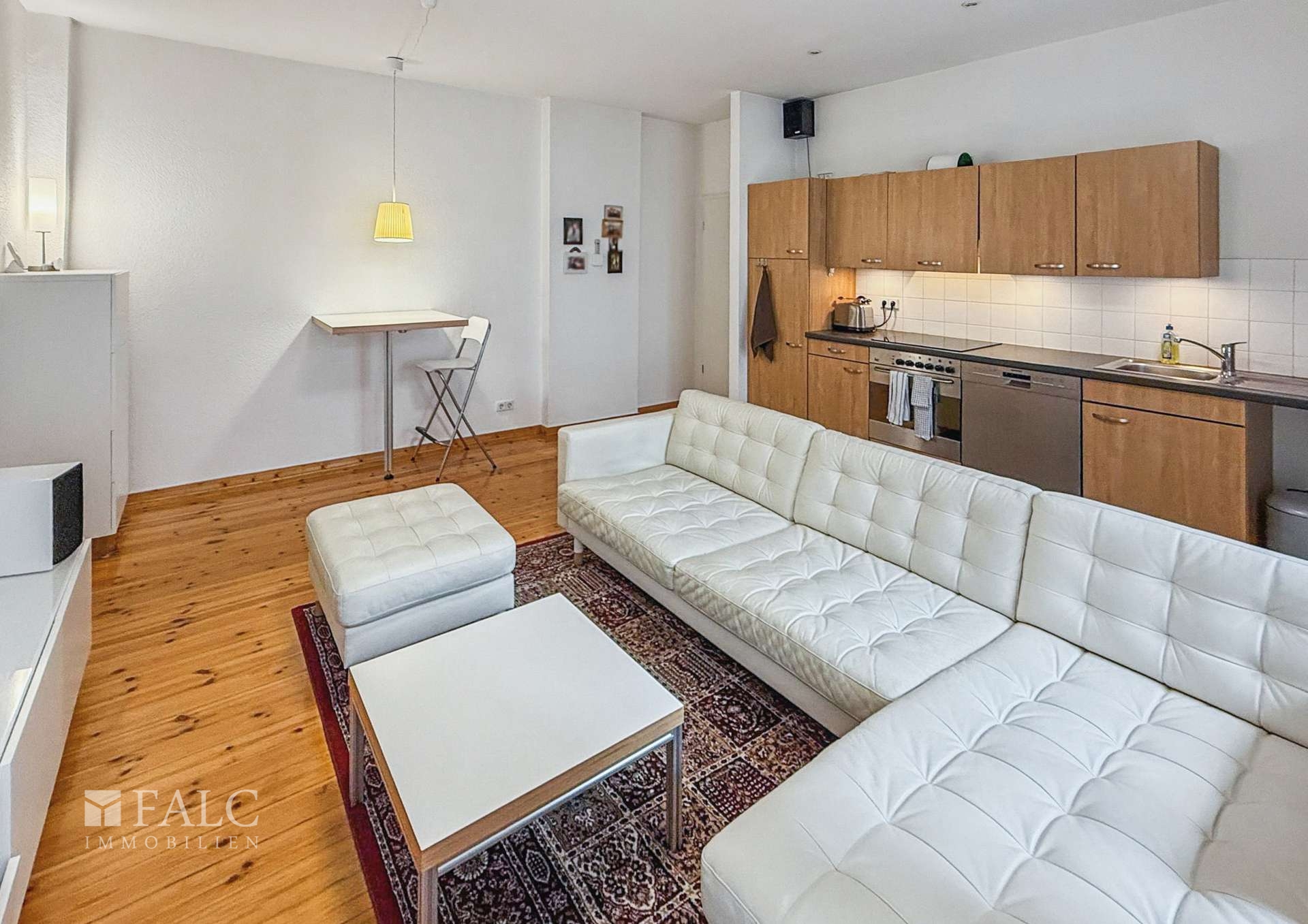 Wohnzimmer mit Küche