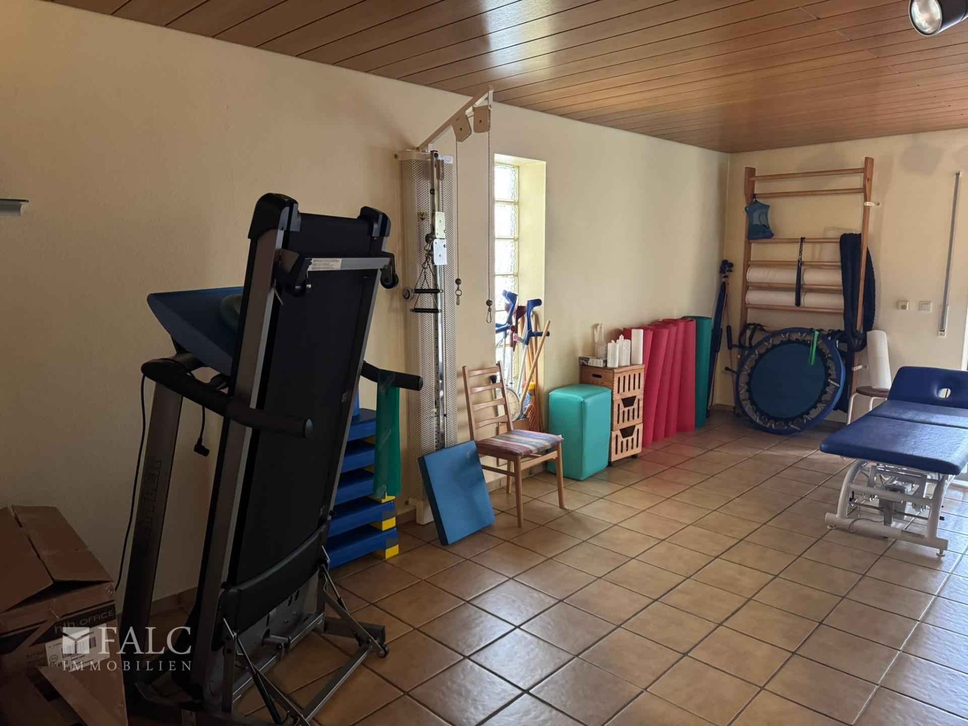 Massagepraxis (Wohnzimmer)