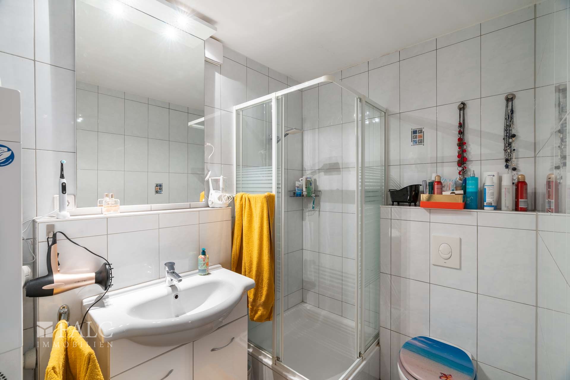 Badezimmer mit Dusche KG