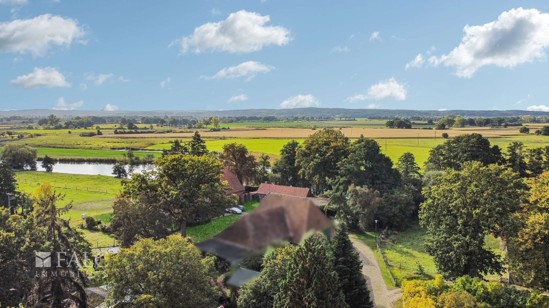 Hausansicht mit Ausblick