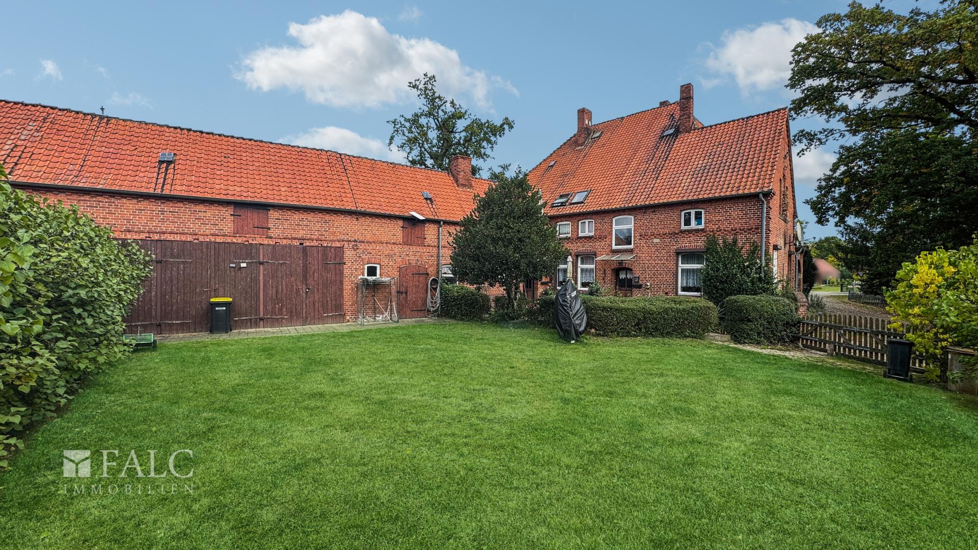 Grundstück mit Stallungen