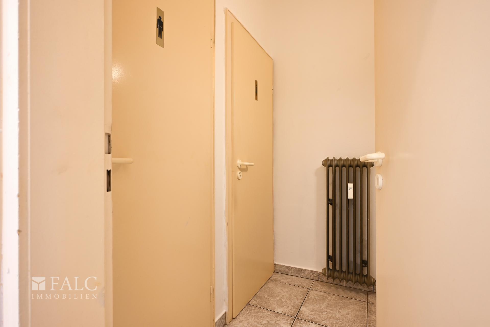 Sanitärbereich mit zwei WC-Einheiten