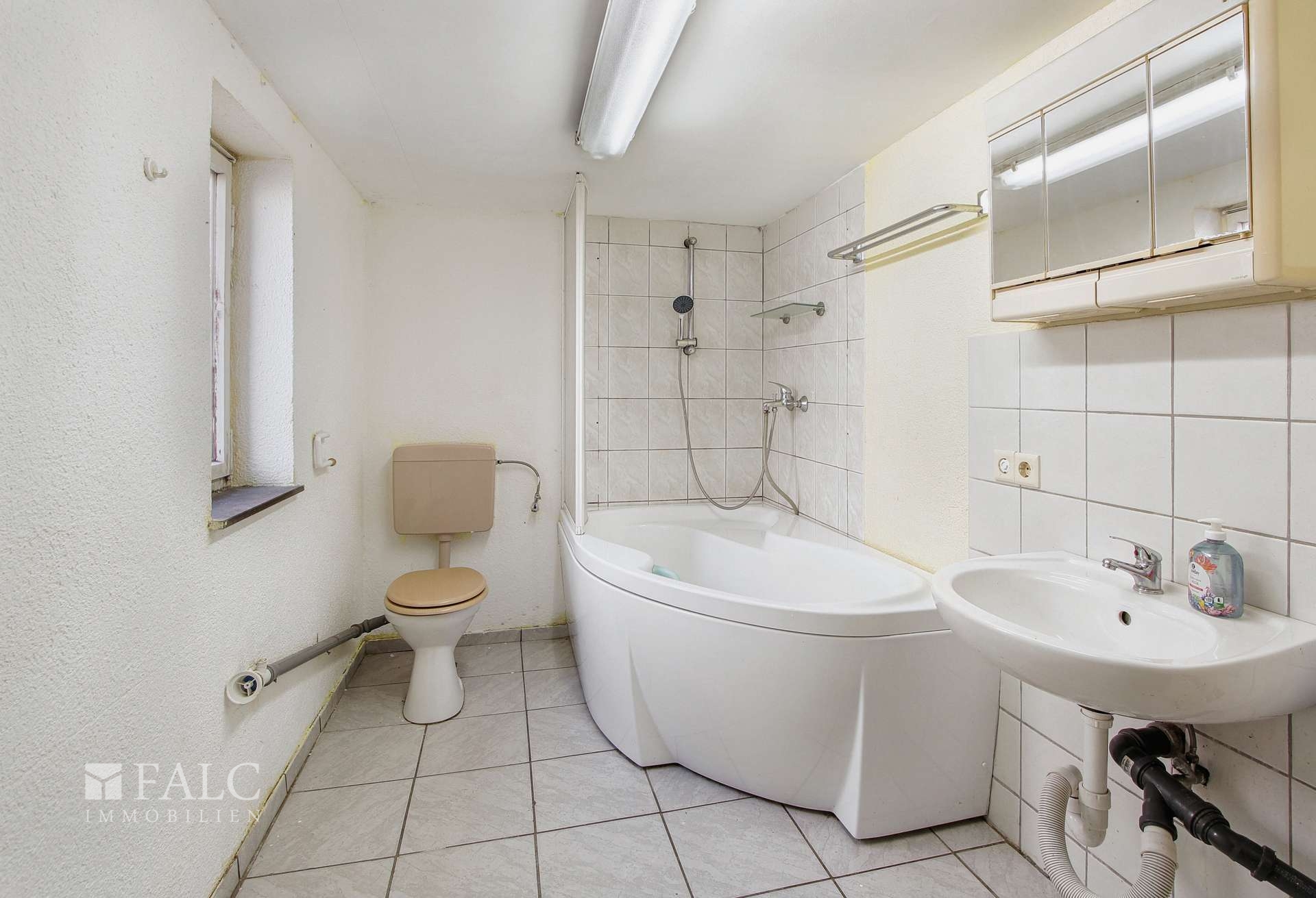 Badezimmer mit Tageslicht