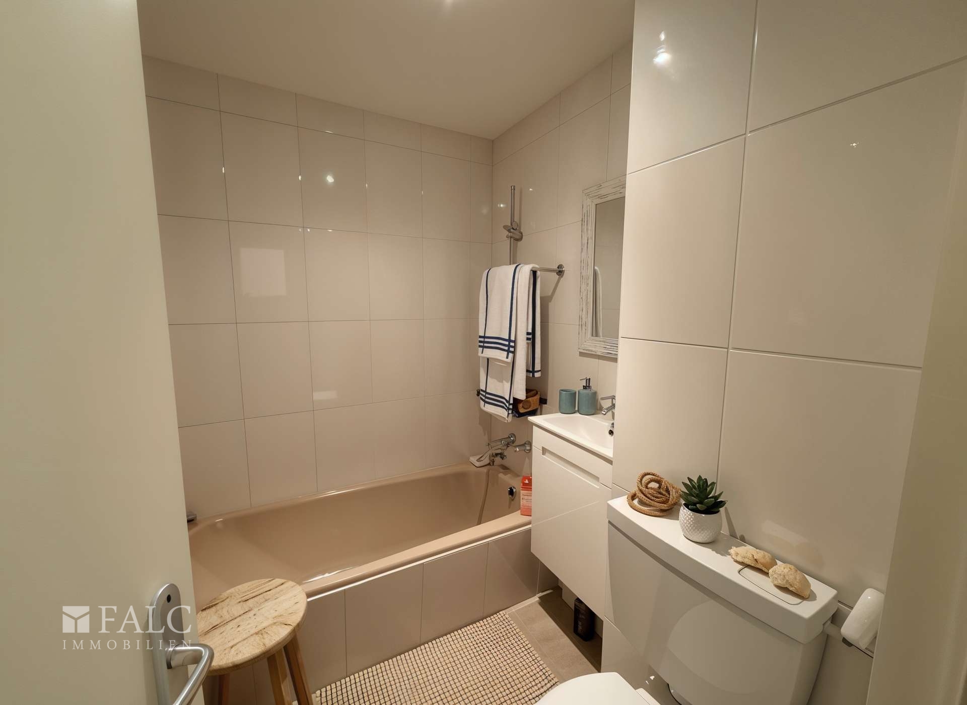Bad 2 mit Badewanne