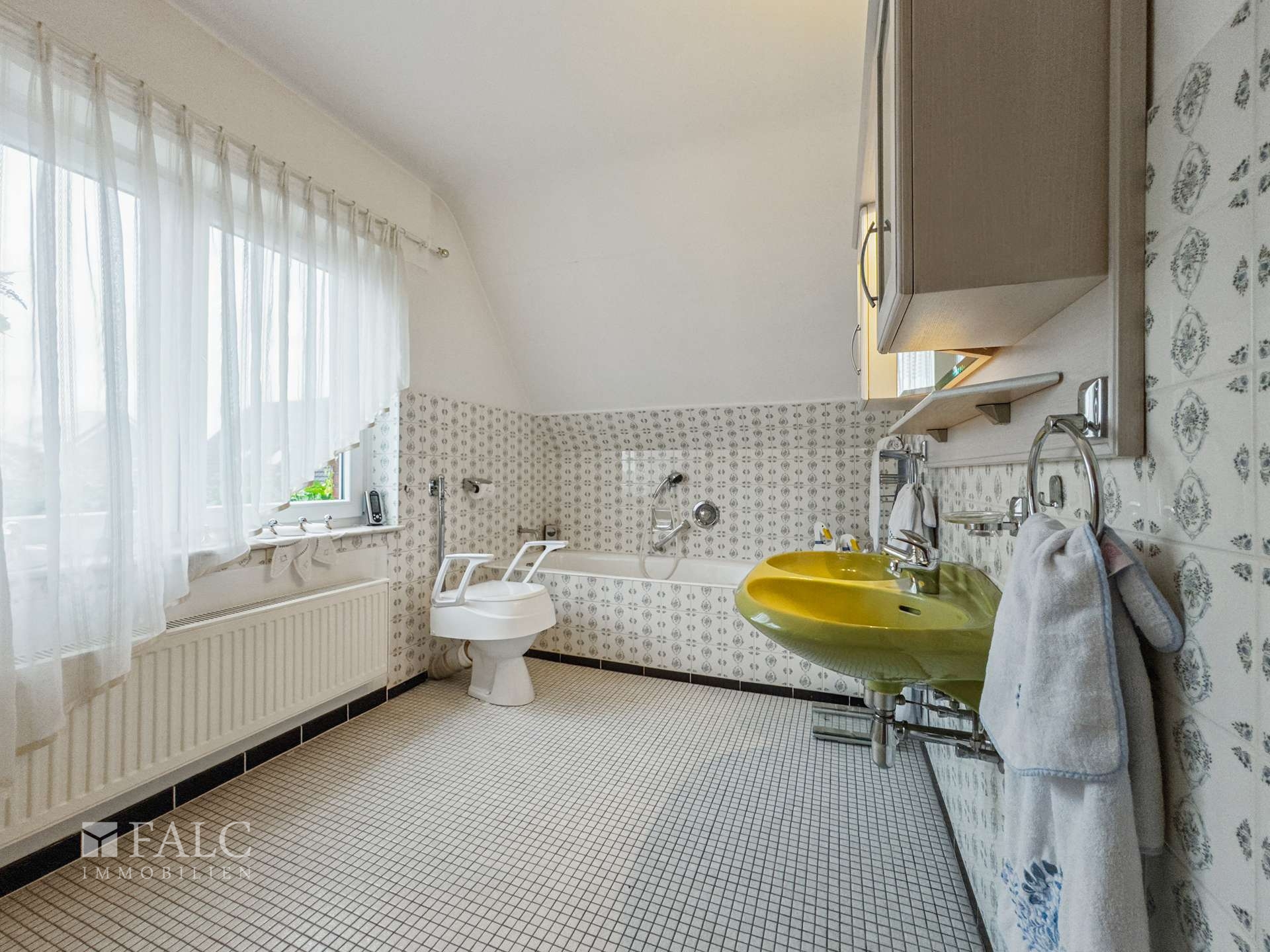 großzügiges Tageslichtbad