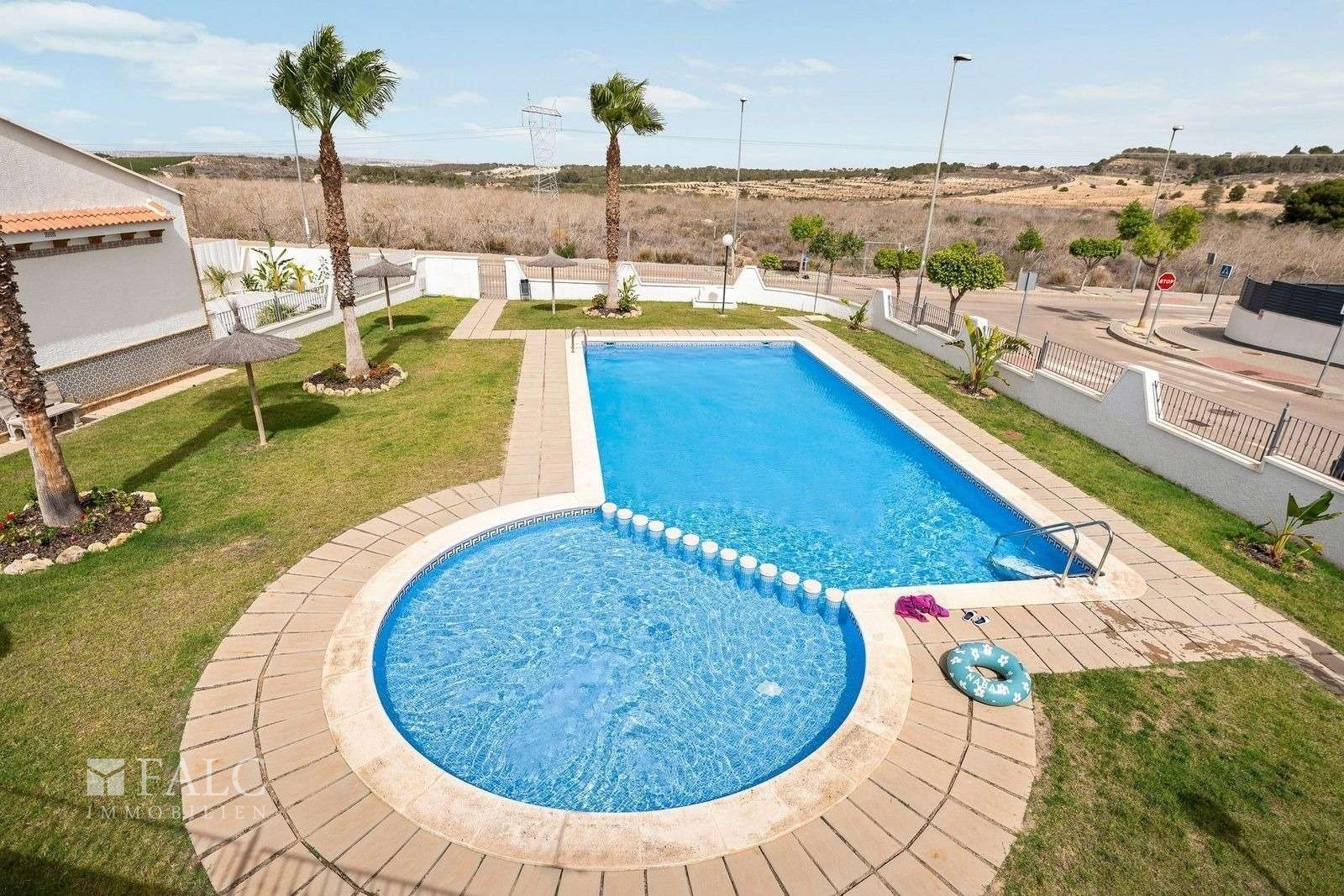 Pool and garden / Piscina y jardín