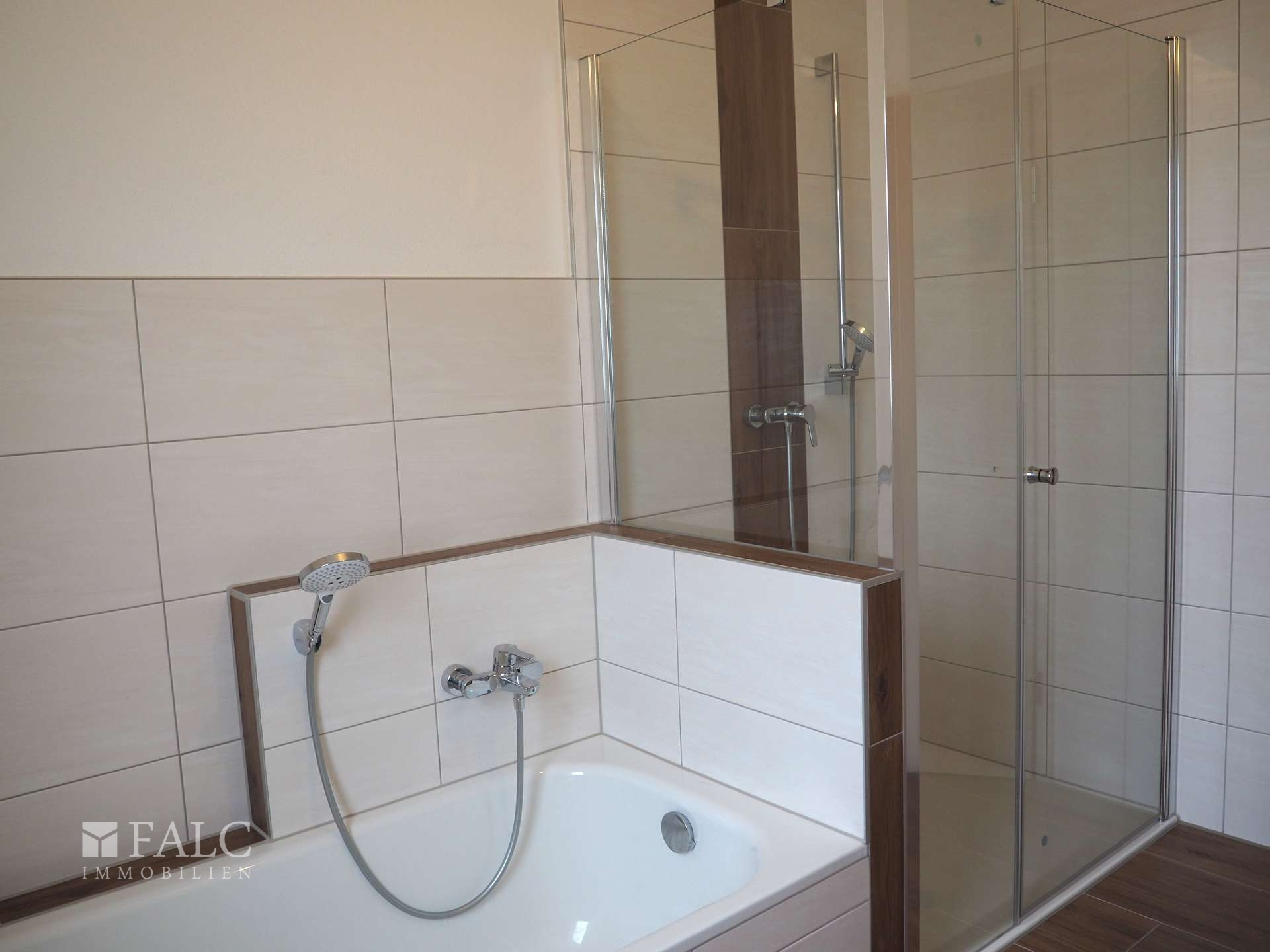 Bad mit Dusche und Wanne