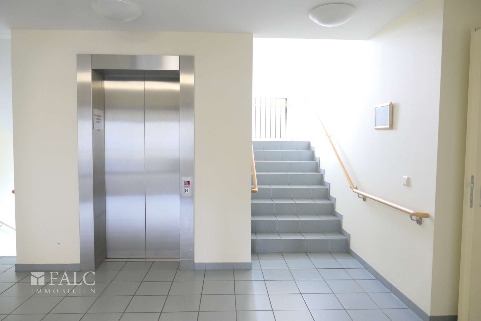 Aufzug und Treppenaufgang Haus C