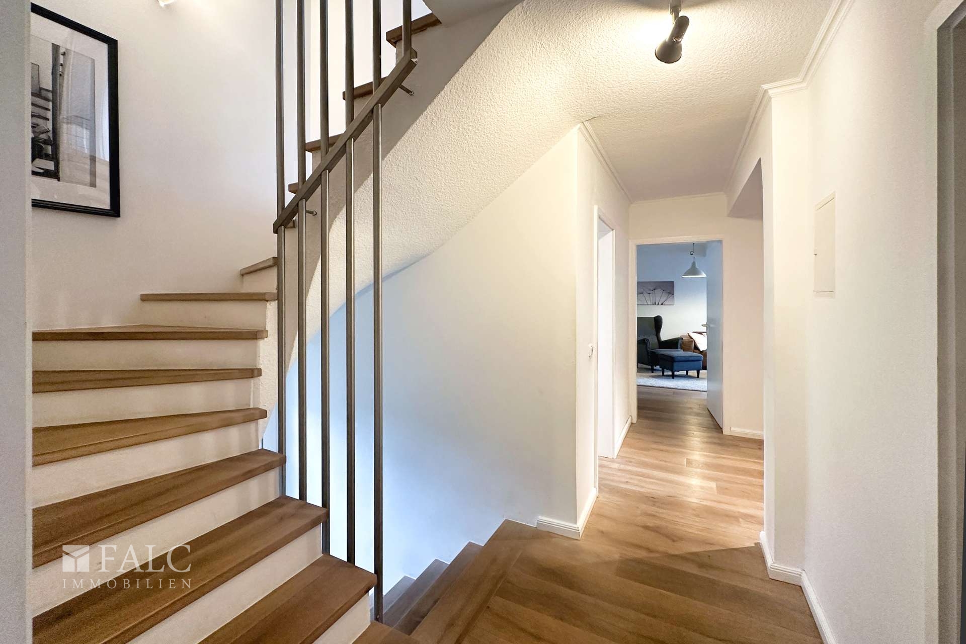 Treppenhaus mit Blick Richtung Wohnzimmer