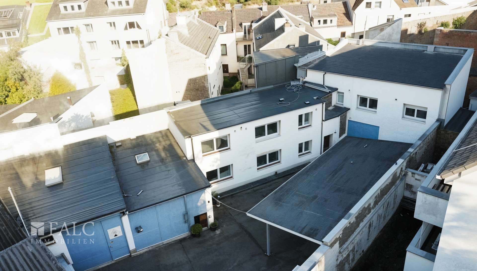 Gewerbehalle und Mehrfamilienhaus