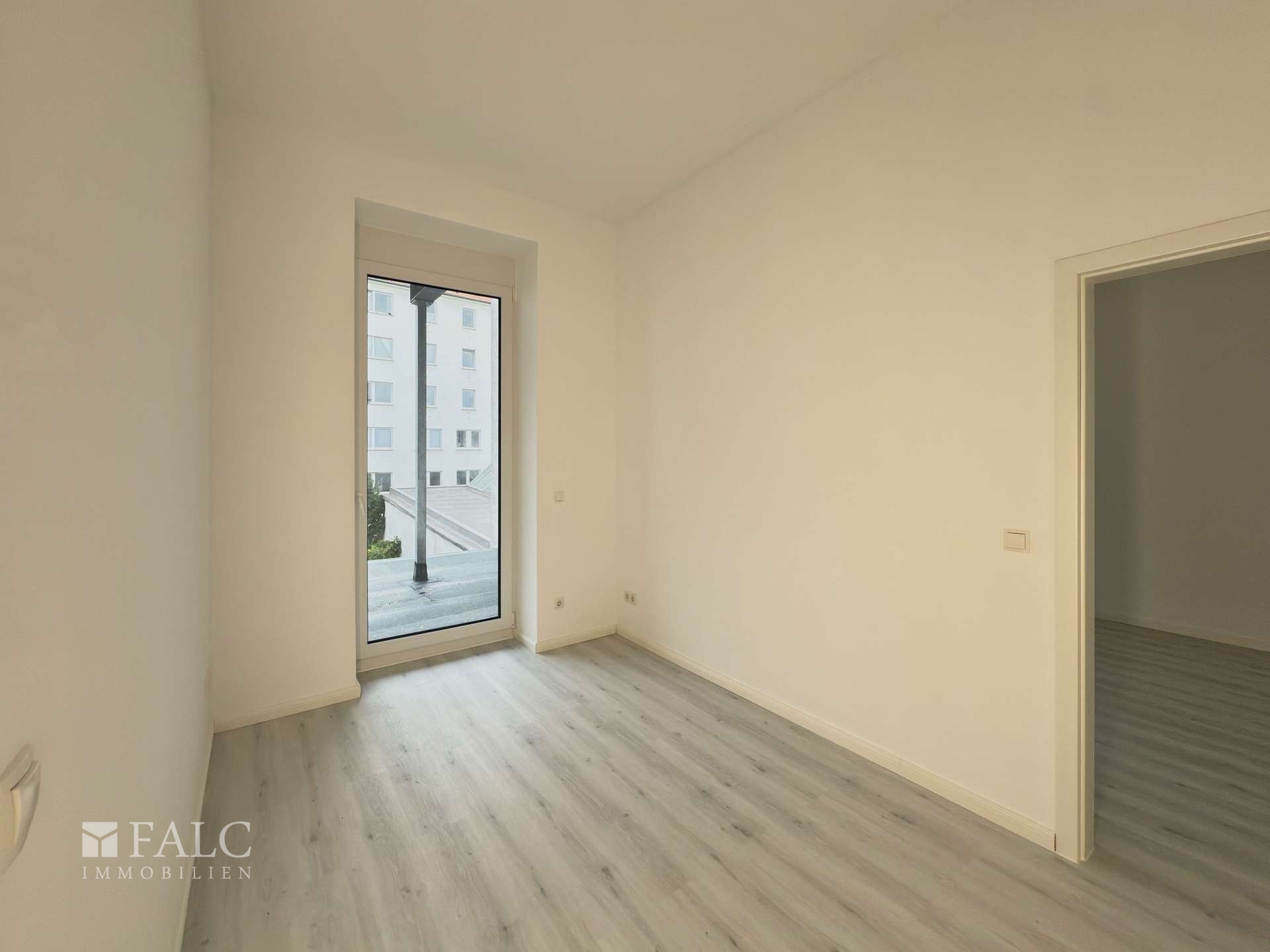 Ankleidezimmer mit Terrassenzugang