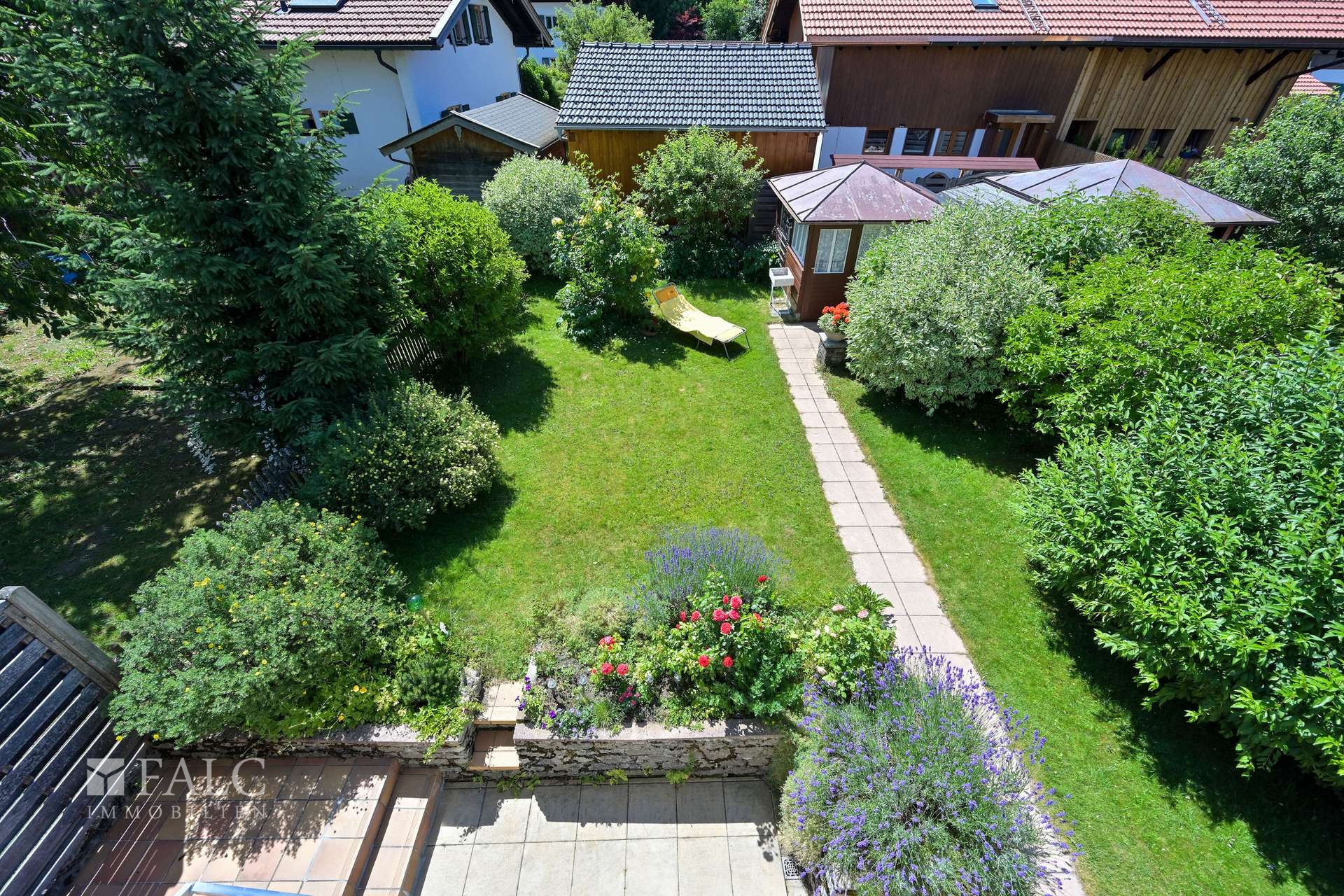 Blick vom Balkon in den Garten