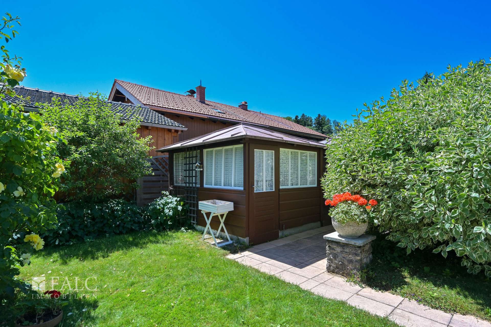 Garten mit Gartenhaus