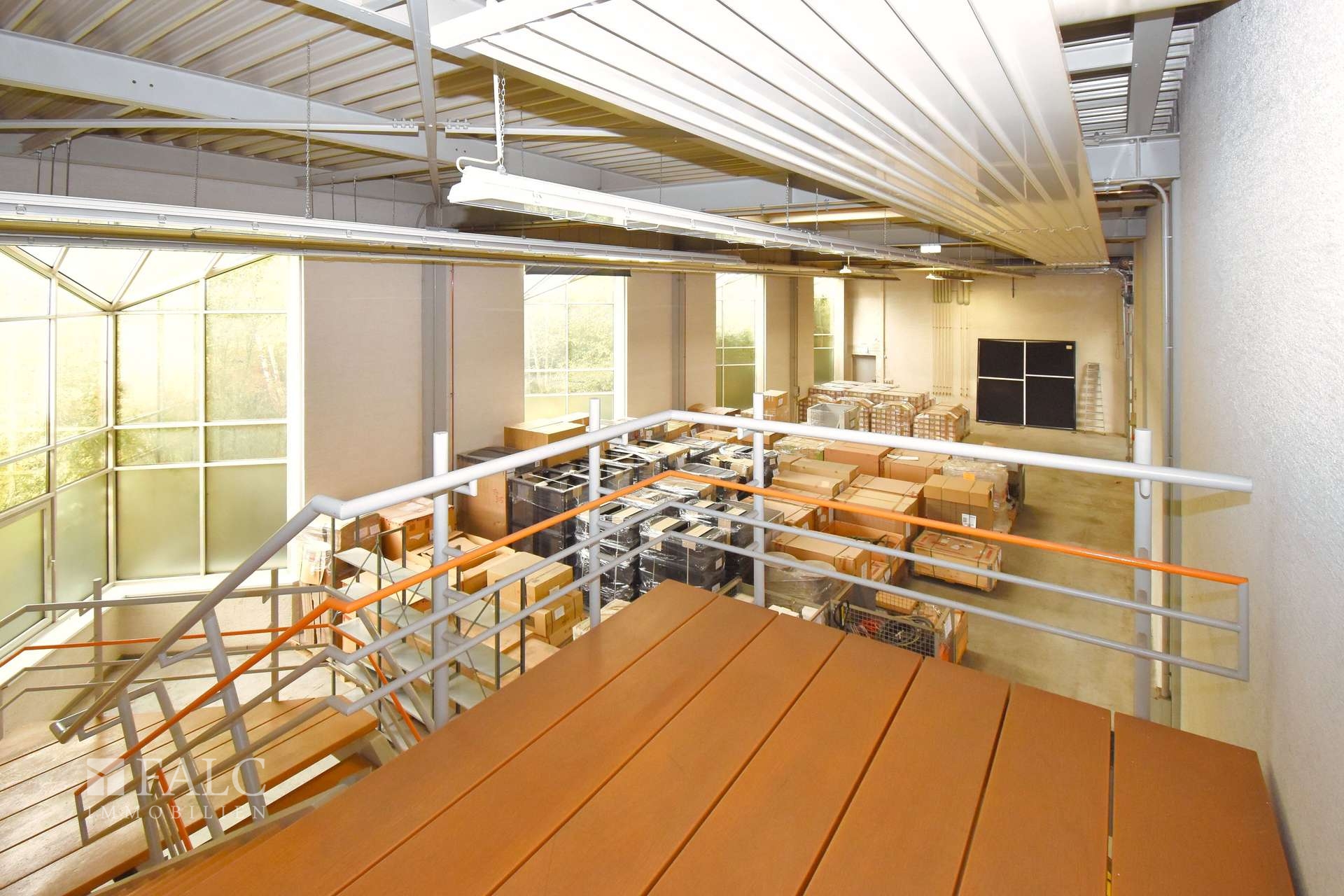 Treppe zur Lagerhalle