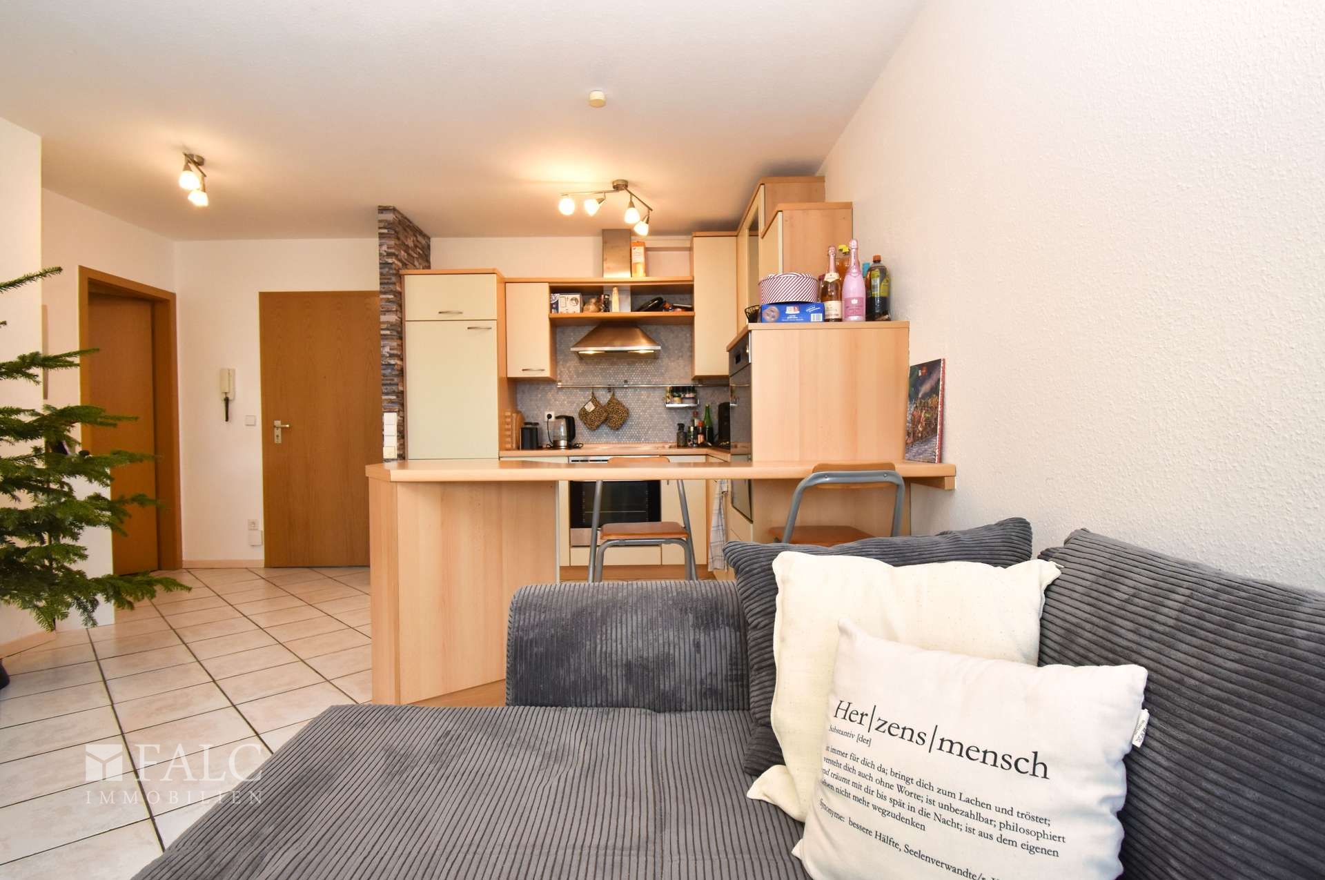 Sicht Wohnzimmer zur Küche