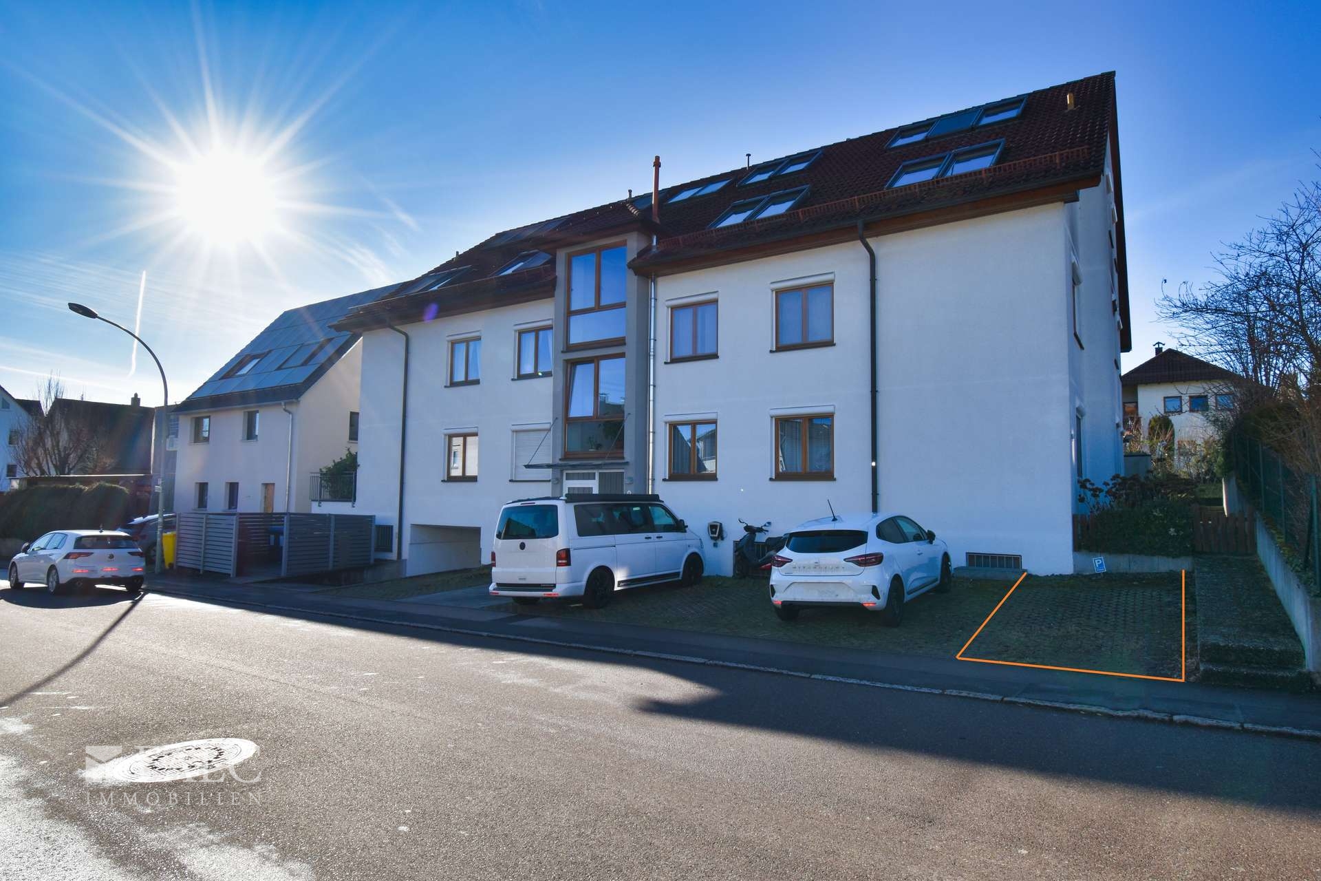 Außenansicht mit Stellplatz