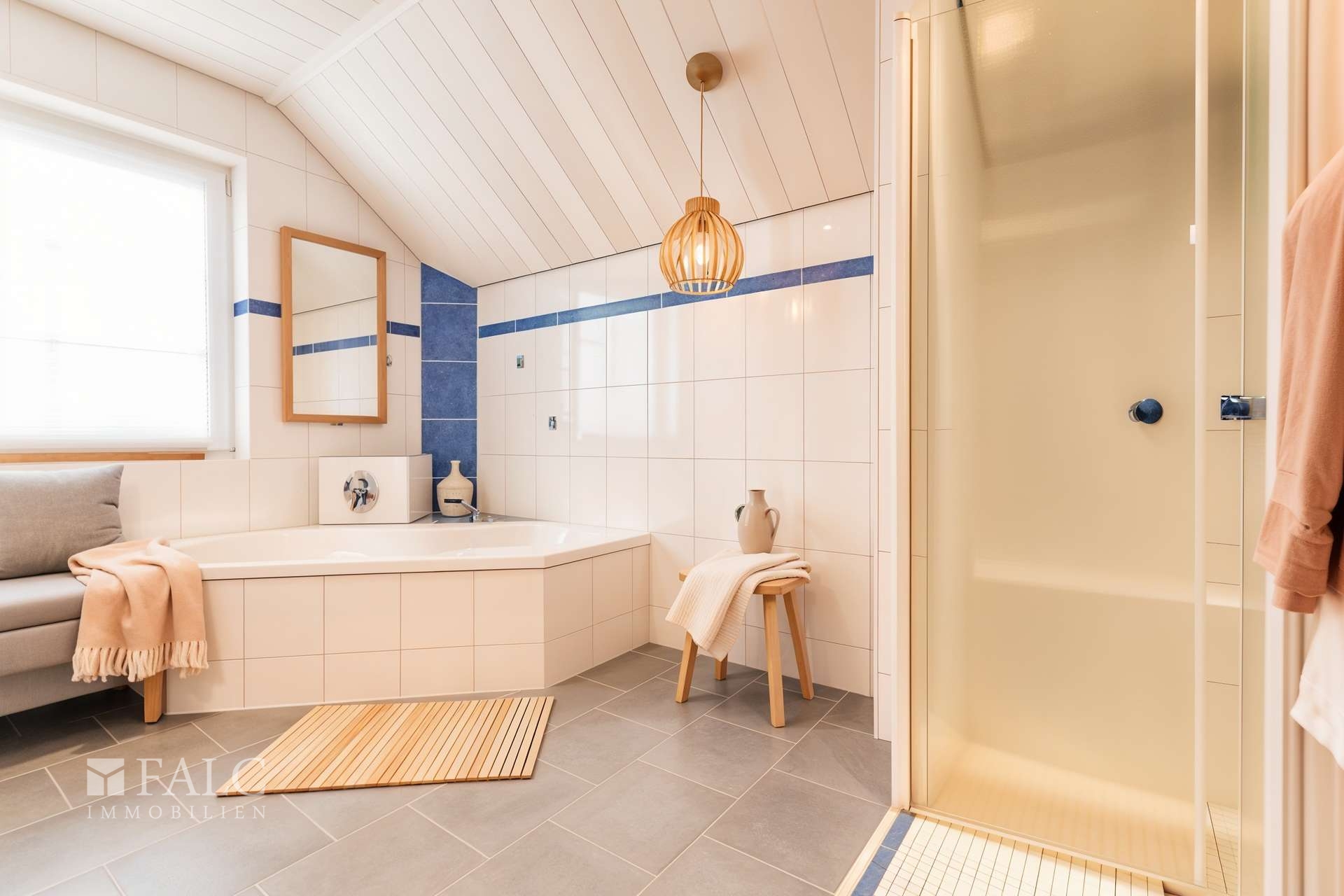 Badezimmer Dusche u. Badewanne - (KI generiert)